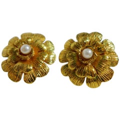 1990
s CHANEL Gold Flower Pearl Center Clip On Earrings