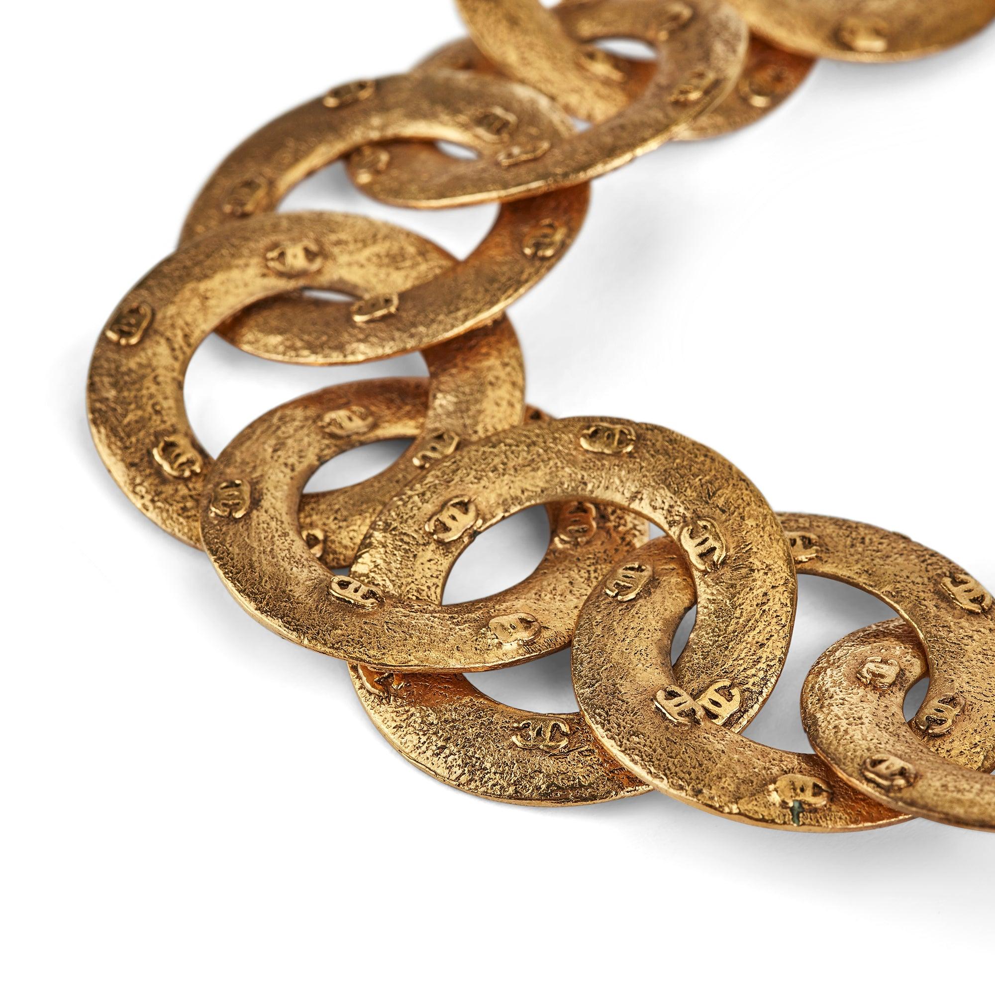 Este grueso escote de cadena de eslabones de Chanel fue diseñado hacia 1992 por Victoire de Castallane, que fue la diseñadora principal de bisutería de Chanel durante aproximadamente 14 años junto al director creativo Karl Lagerfeld. La cadena está