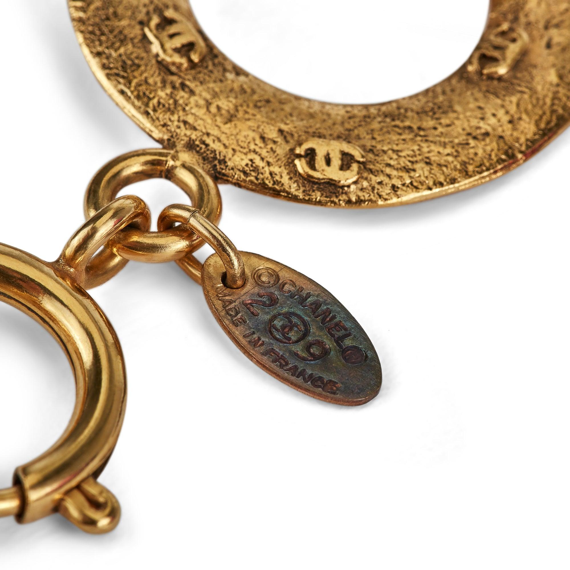 Collar de cadena dorada con logotipo Chanel de los años 90 en caja original en Excelente estado para la venta en London, GB