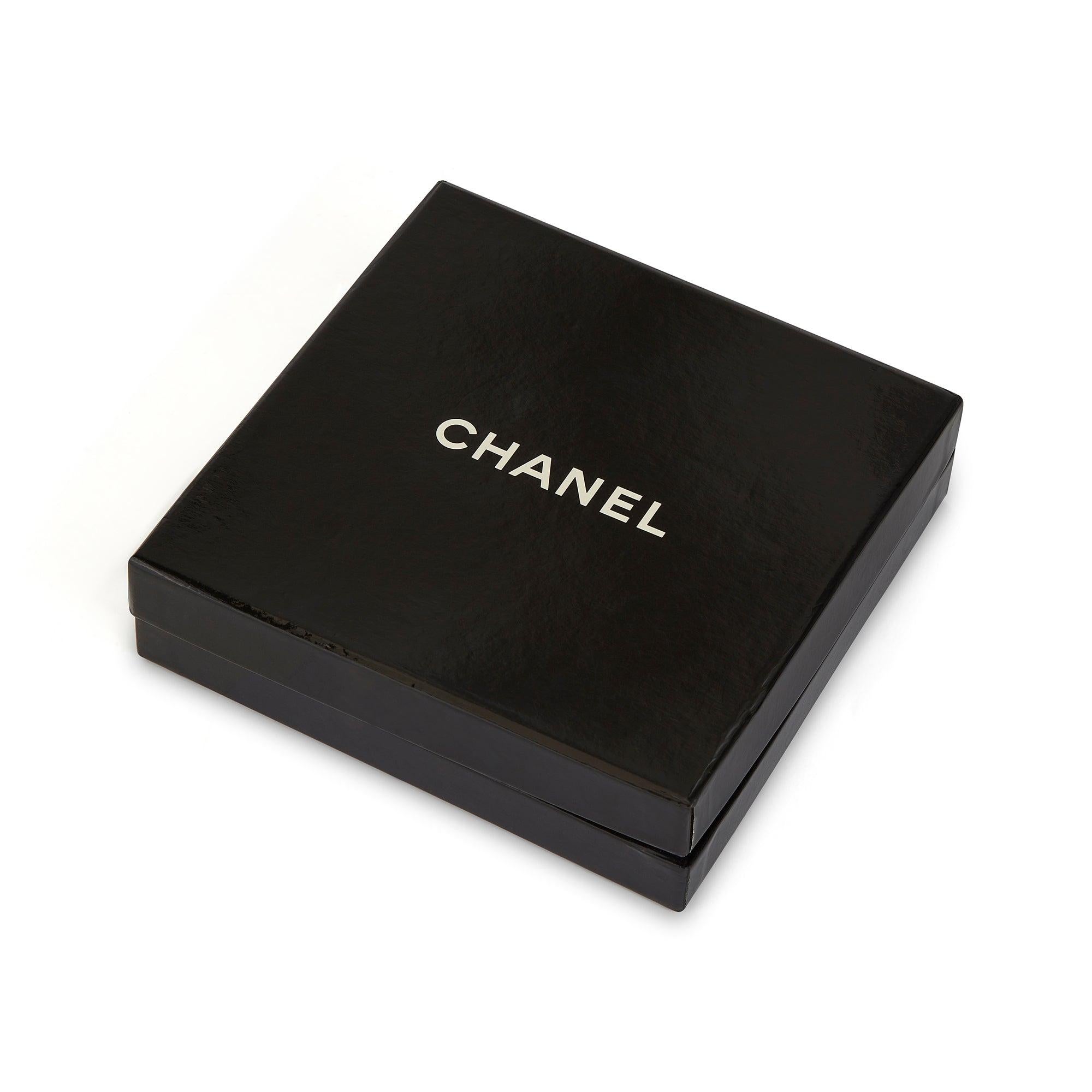 De las mujeres Collar de cadena dorada con logotipo Chanel de los años 90 en caja original en venta