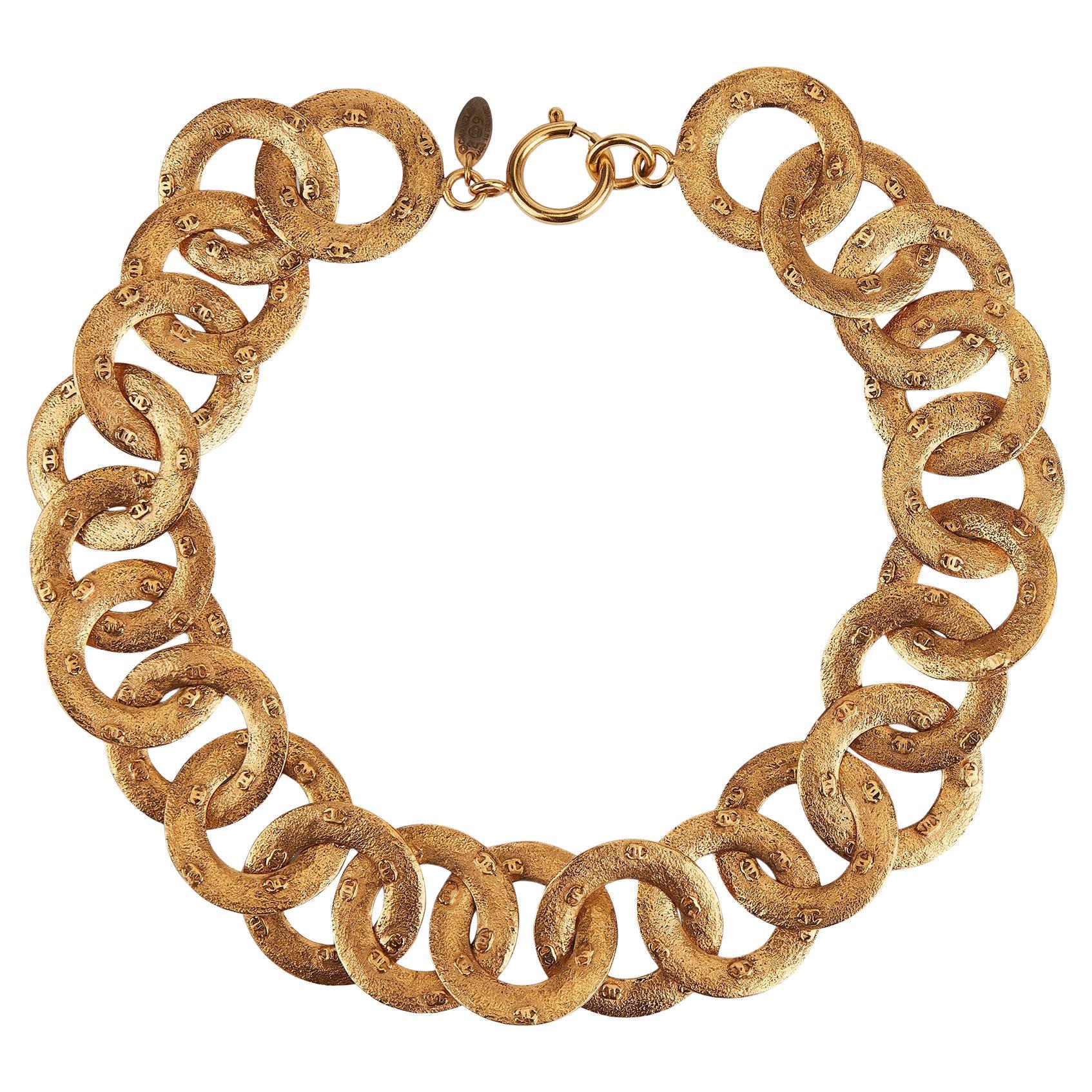 Collar de cadena dorada con logotipo Chanel de los años 90 en caja original en venta