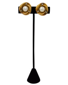 Boucles d'oreilles à clip en or, perles et strass de Chanel, années 1990