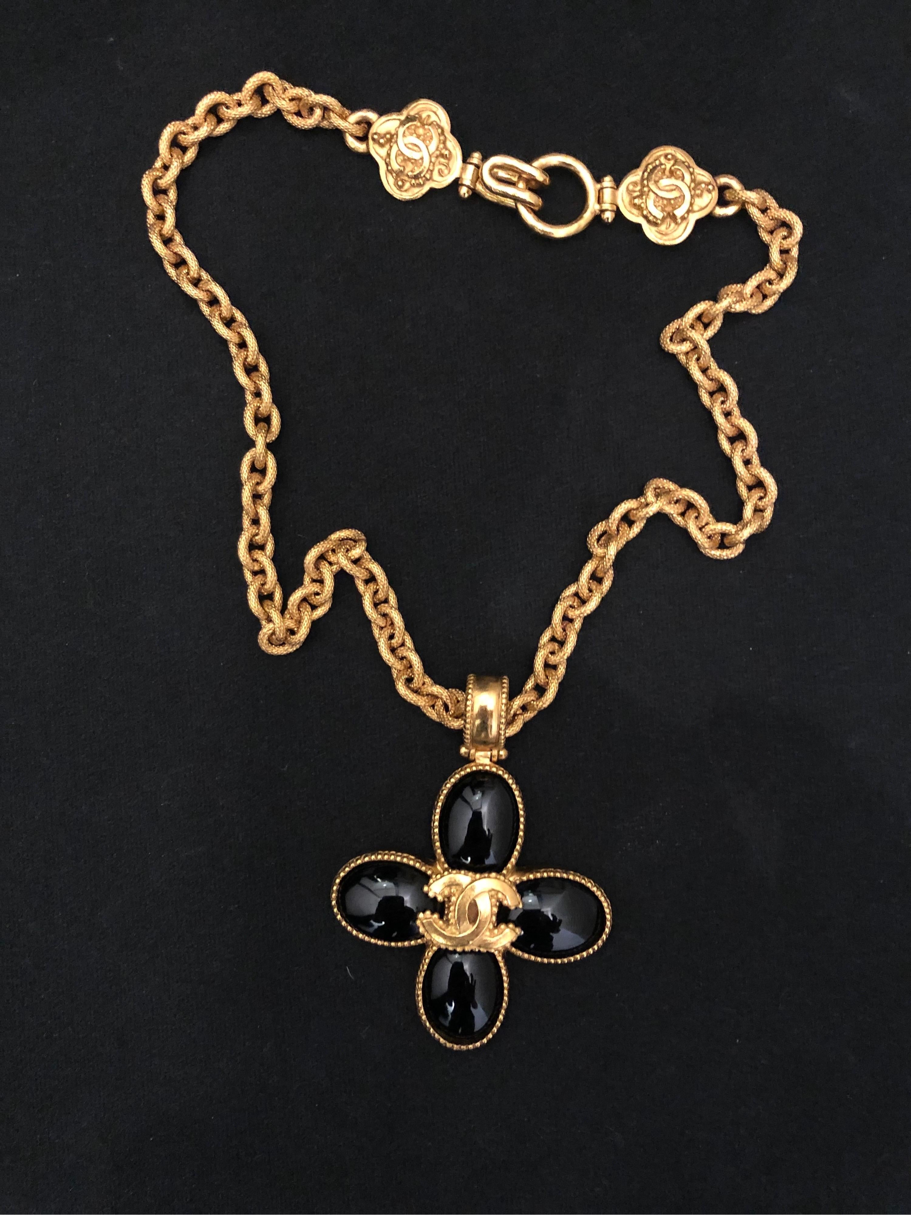 1990s Chanel gold toned textured chain necklace featuring a gold toned CC logo resting on an iconic Chanel clover charm in black onyx stones. Measures 48 cm in length Clover charm 7.1 x 5.3 cm. Hook fastening. Comes with box. 

Condition - Minor