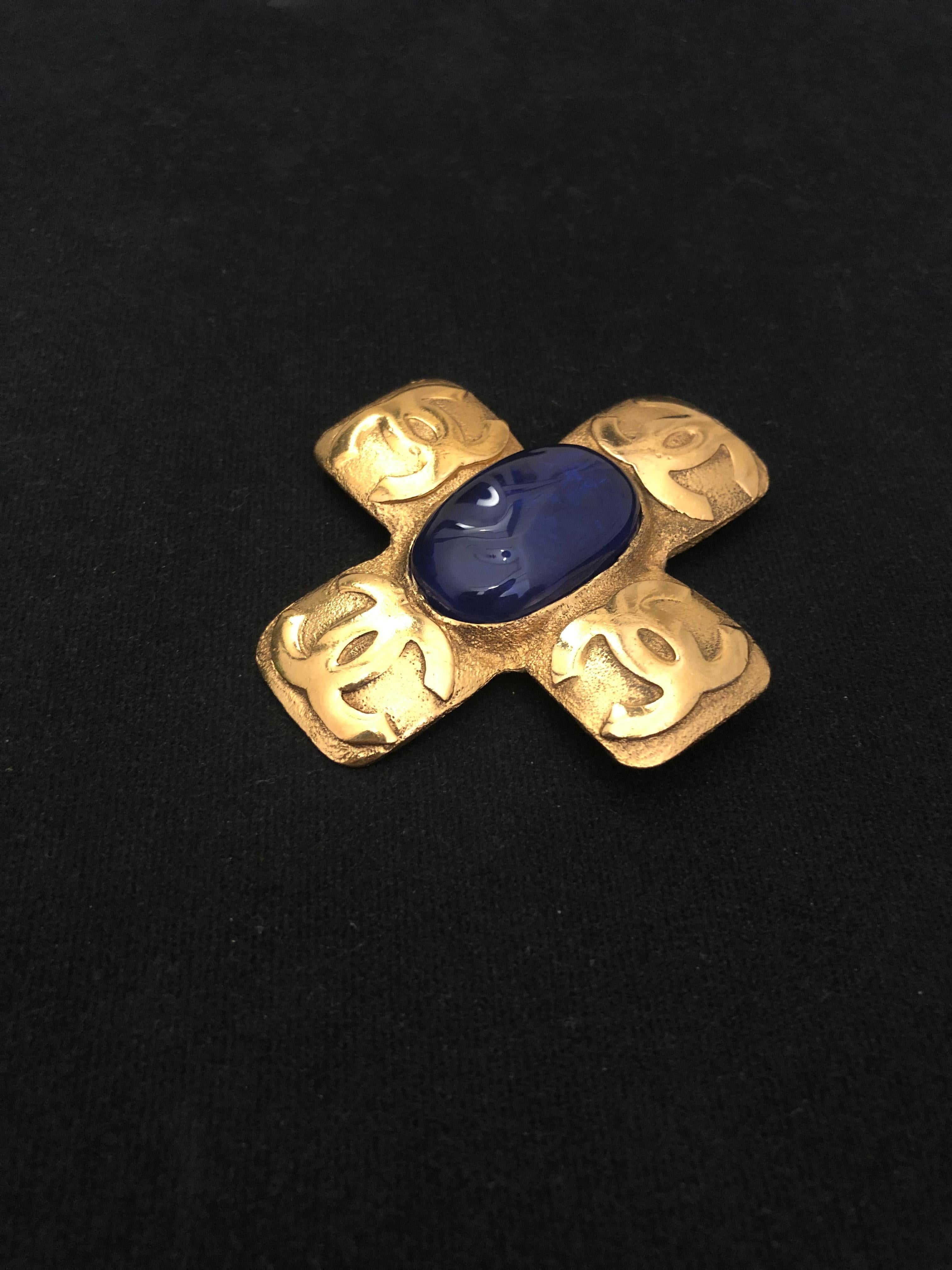 1990s Vintage CHANEL Gold Toned Blue Gripoix CC Cross Brooch For Sale 5