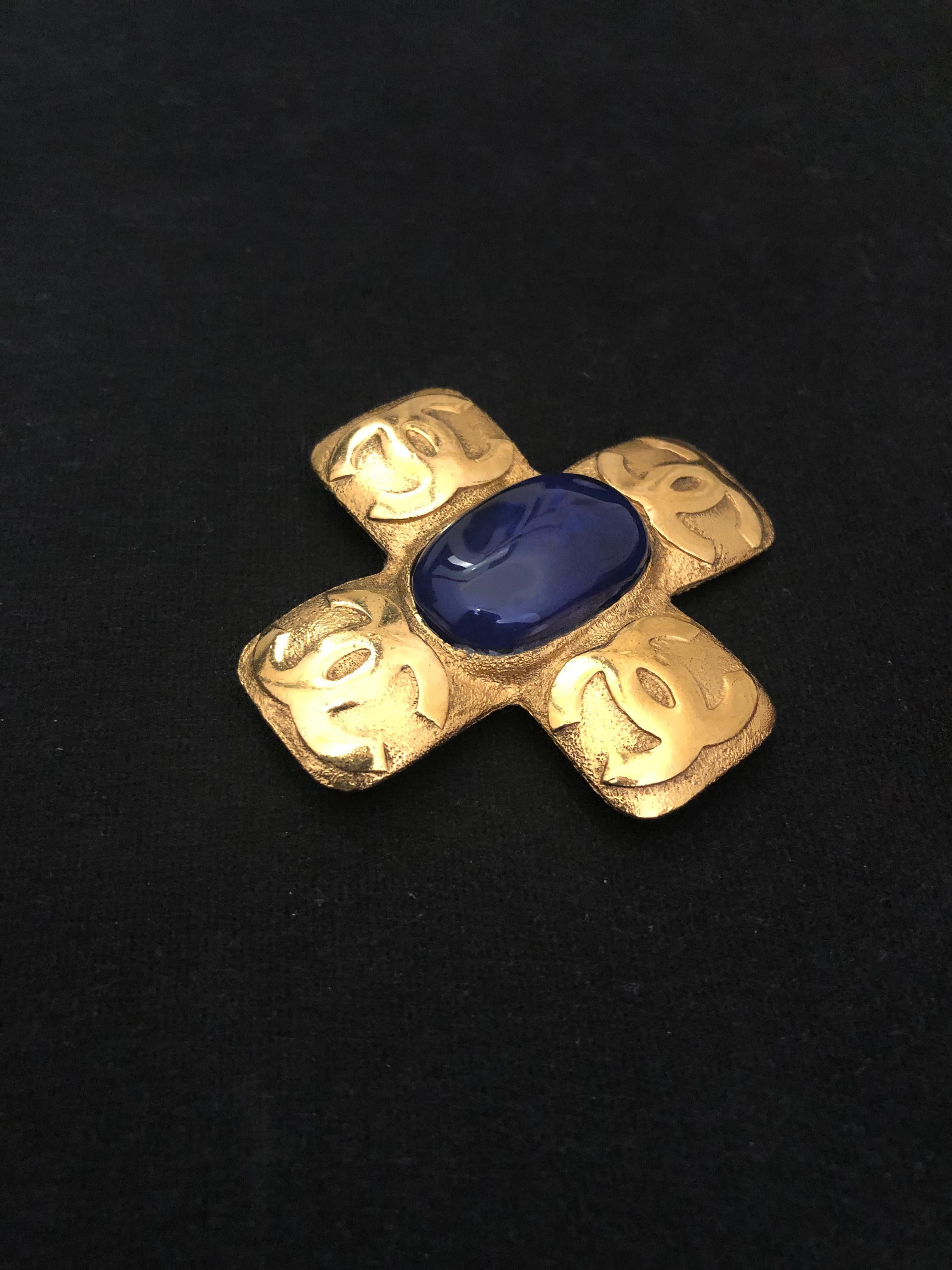 1990s Vintage CHANEL Gold Toned Blue Gripoix CC Cross Brooch For Sale 6