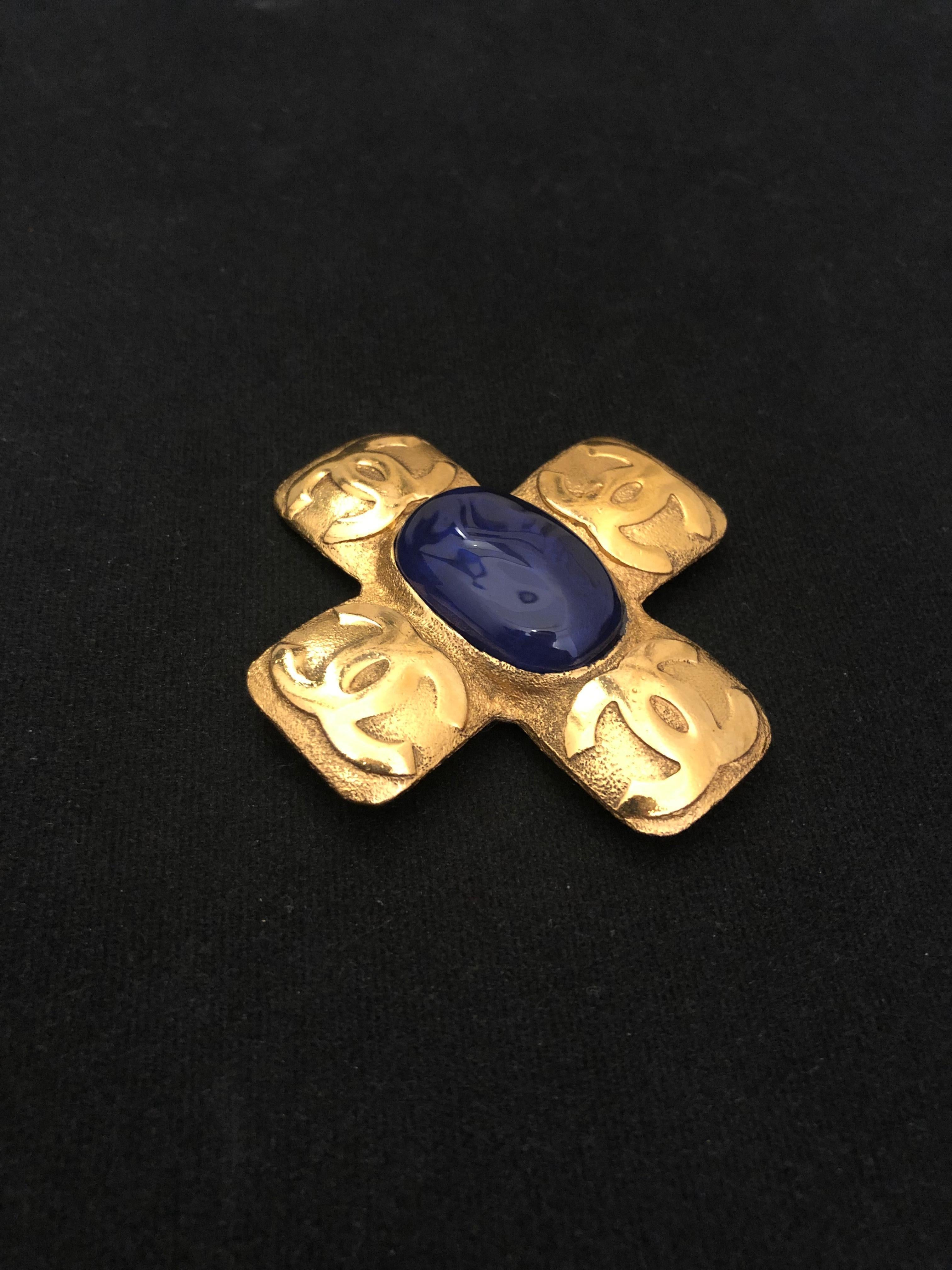 1990s Vintage CHANEL Gold Toned Blue Gripoix CC Cross Brooch For Sale 7
