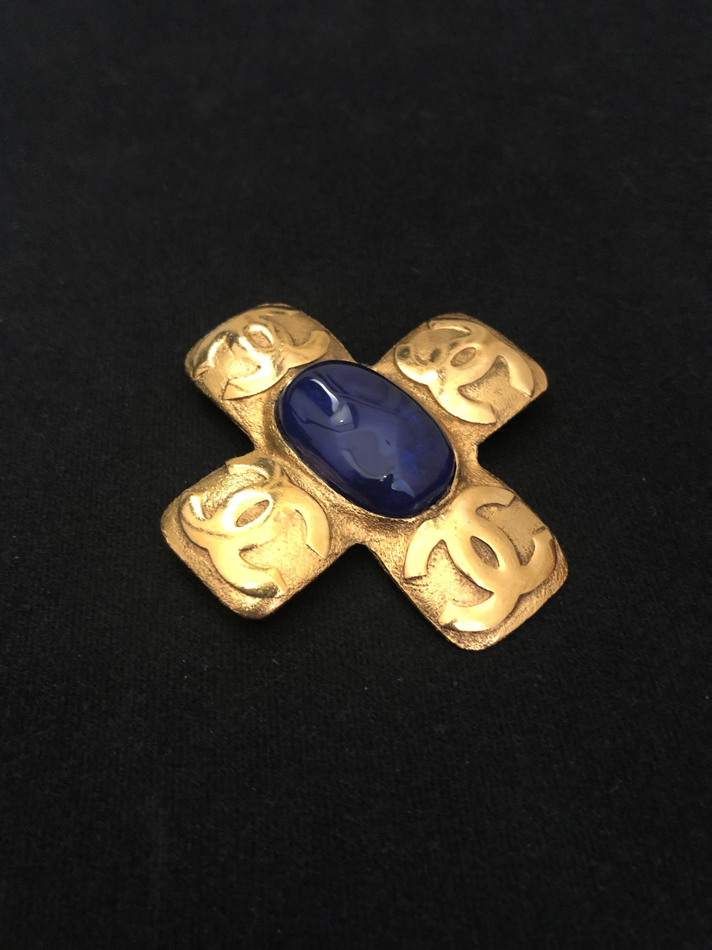 1990s Vintage CHANEL Gold Toned Blue Gripoix CC Cross Brooch For Sale 8