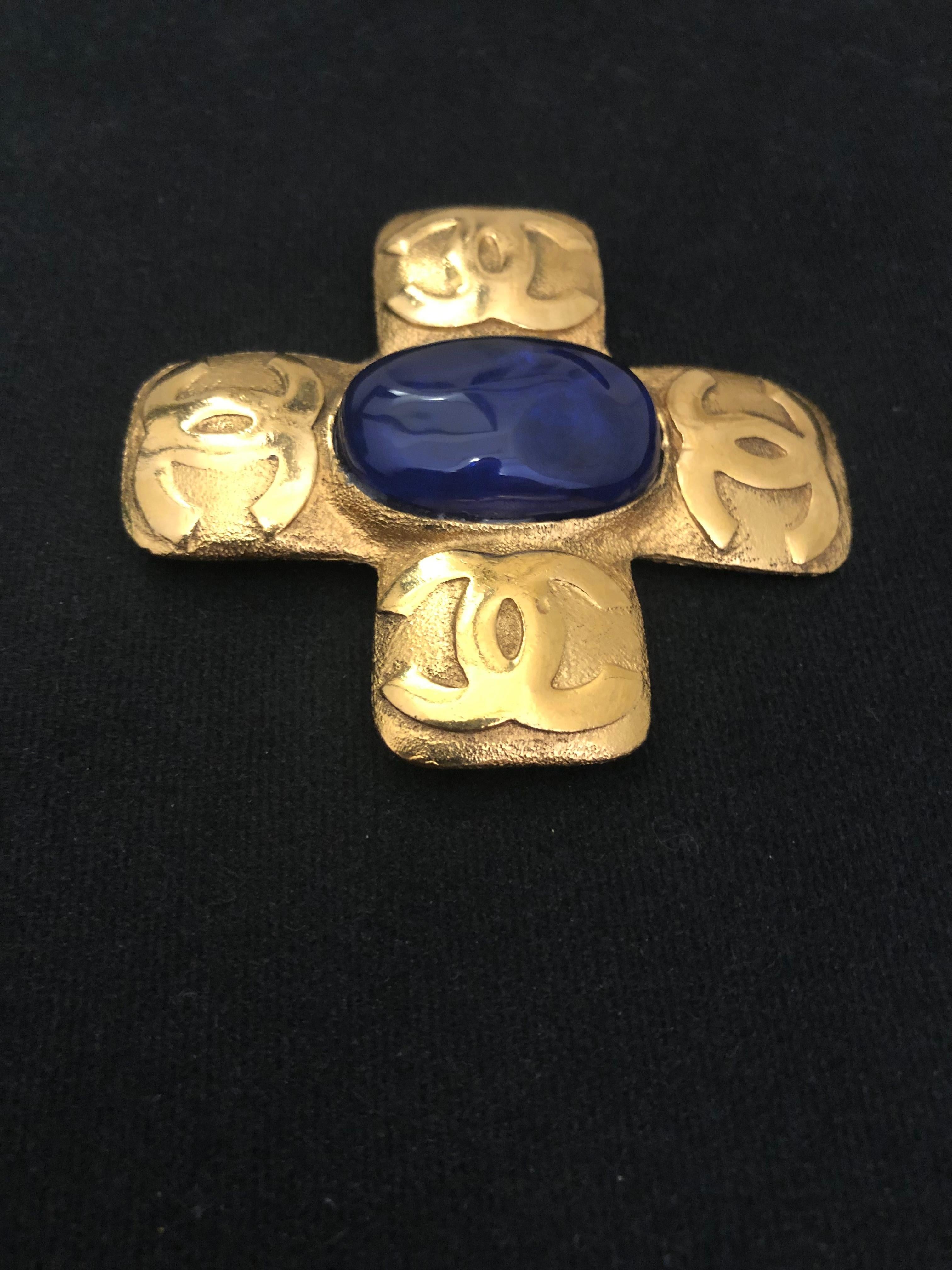 CHANEL Broche croix Gripoix vintage bleue et dorée avec CC, années 1990 Bon état - En vente à Bangkok, TH