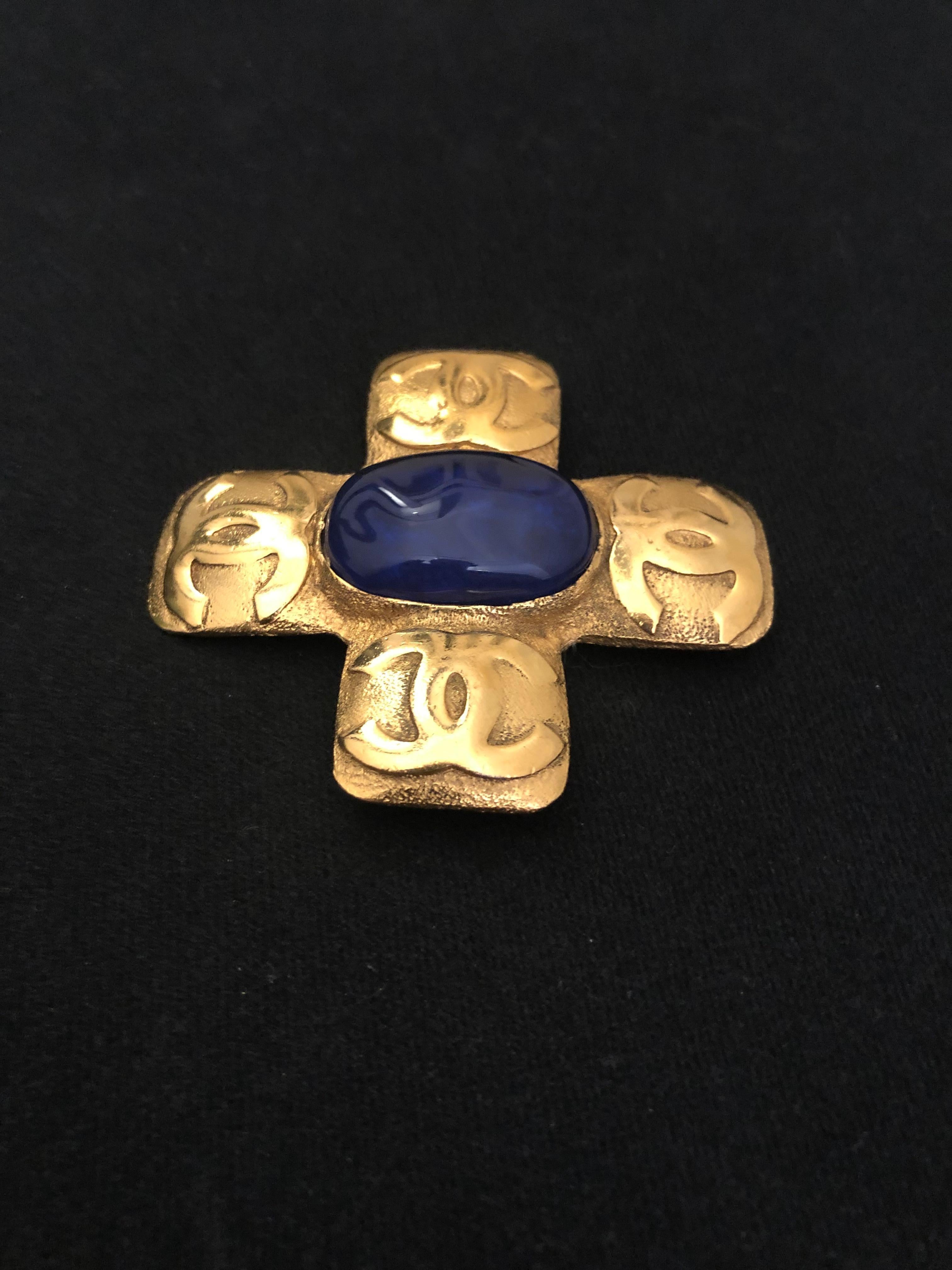 1990s Vintage CHANEL Gold Toned Blue Gripoix CC Cross Brooch In Good Condition For Sale In Bangkok, TH
