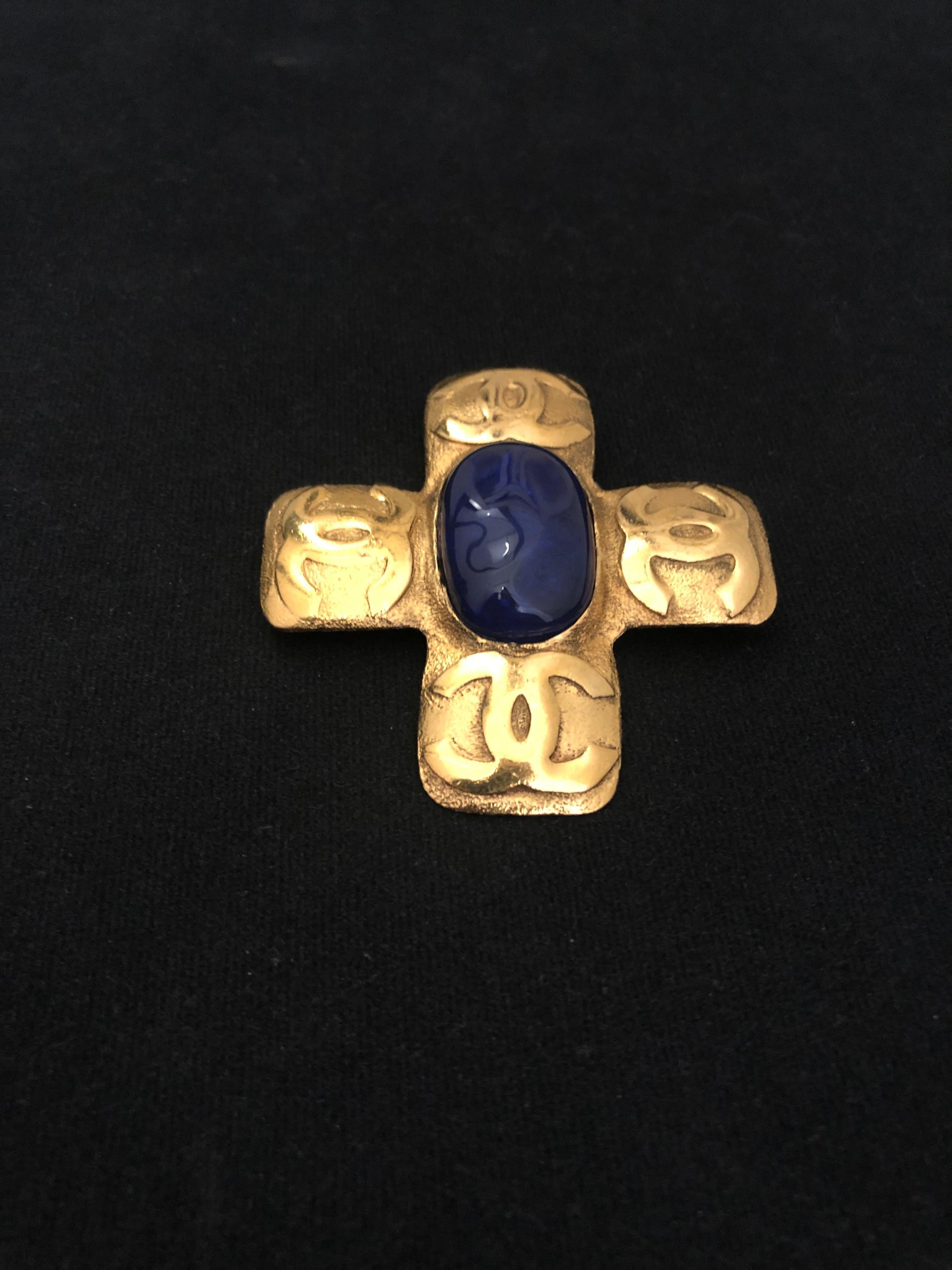 Women's 1990s Vintage CHANEL Gold Toned Blue Gripoix CC Cross Brooch For Sale