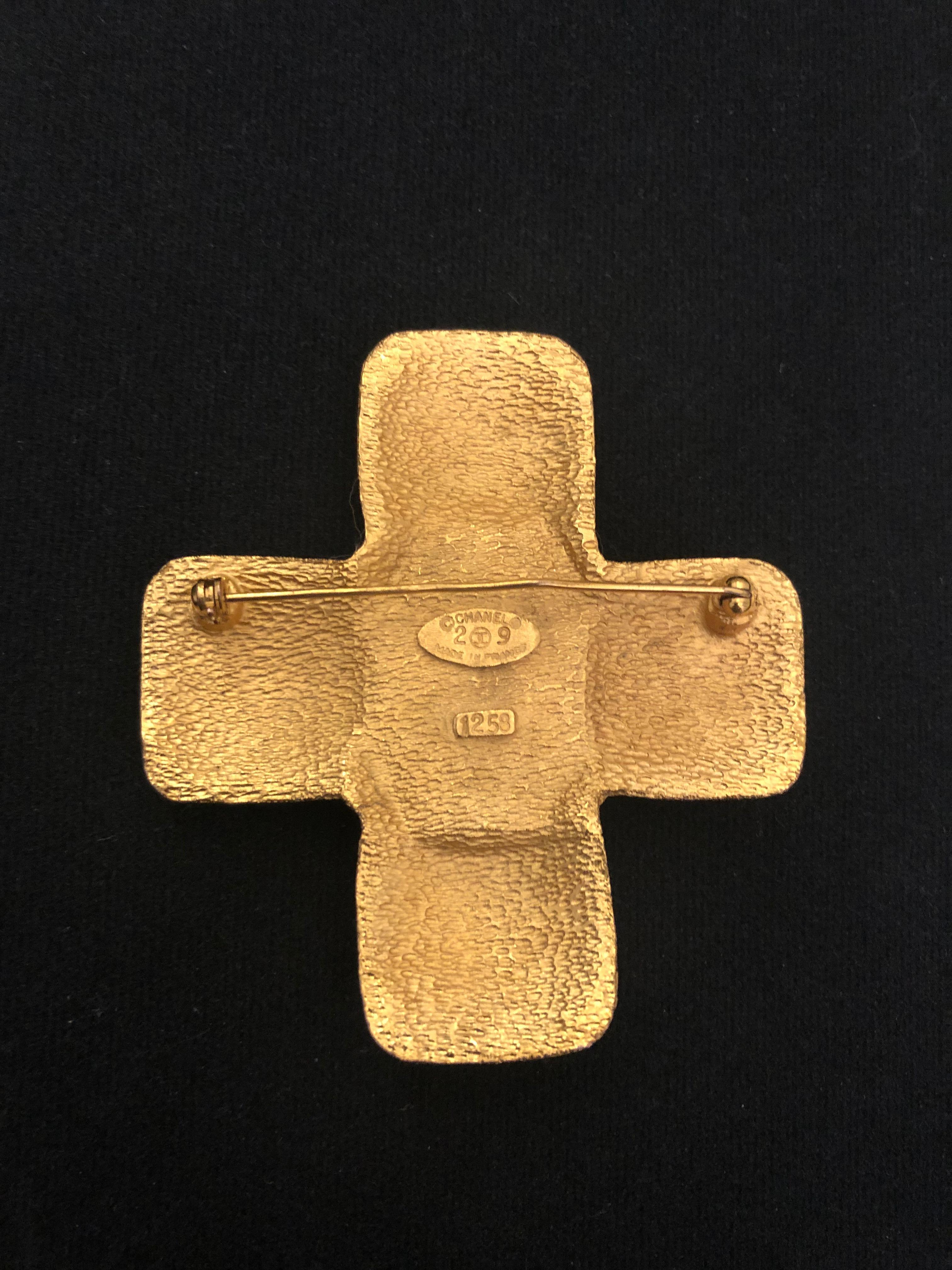 1990s Vintage CHANEL Gold Toned Blue Gripoix CC Cross Brooch For Sale 1