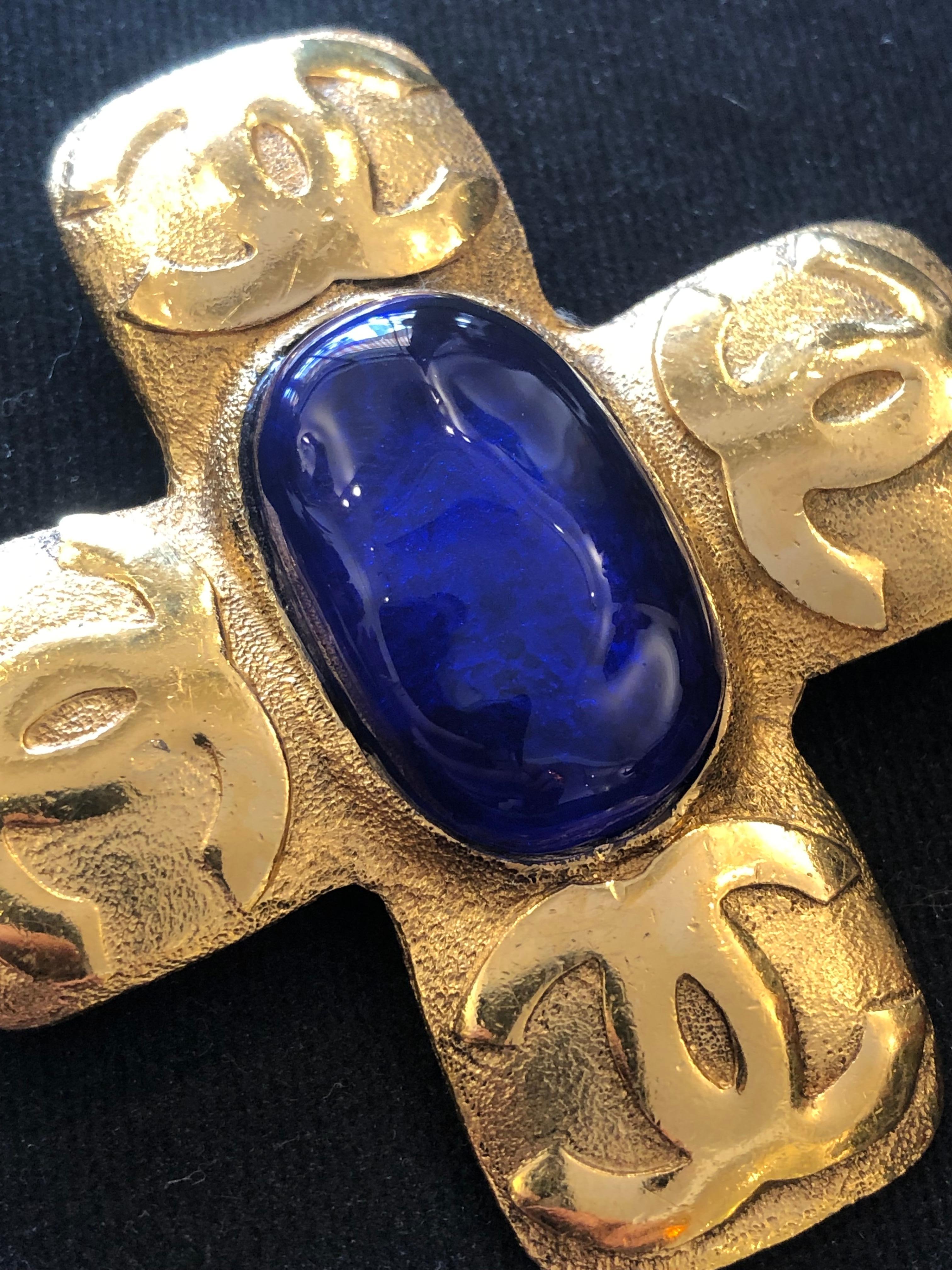 1990s Vintage CHANEL Gold Toned Blue Gripoix CC Cross Brooch For Sale 2