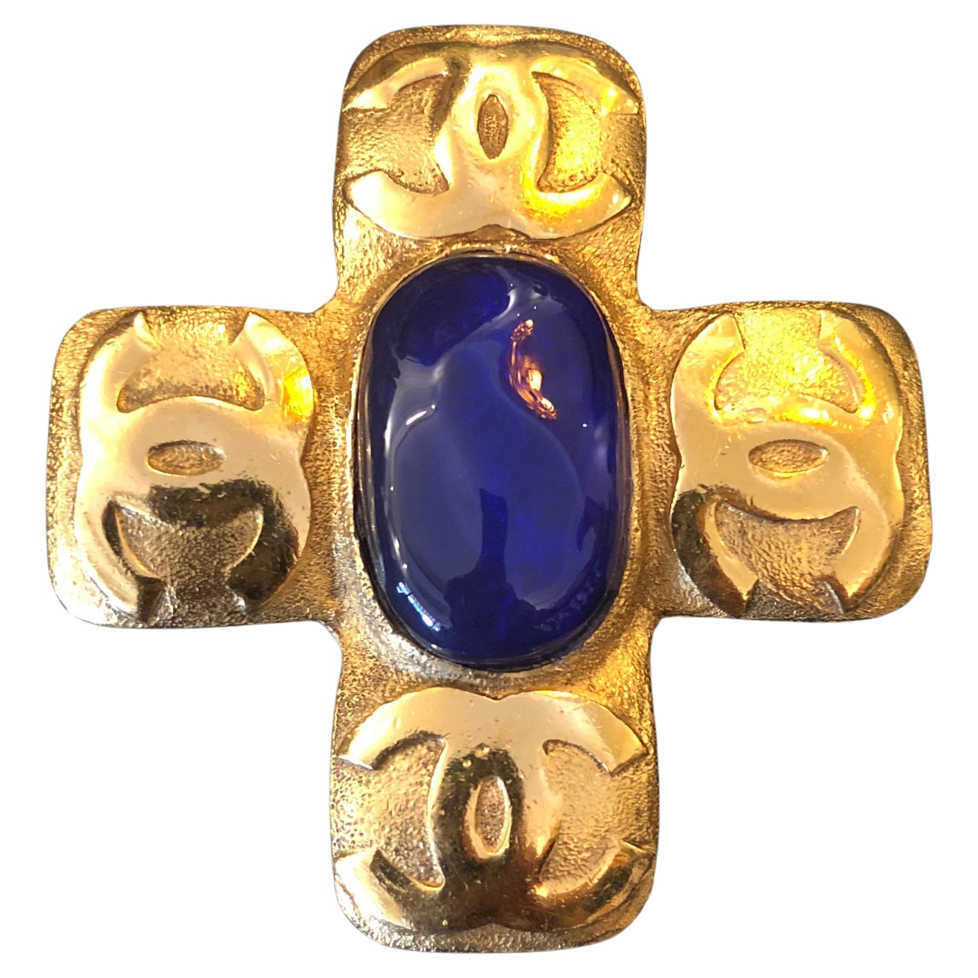 CHANEL Broche croix Gripoix vintage bleue et dorée avec CC, années 1990 en vente