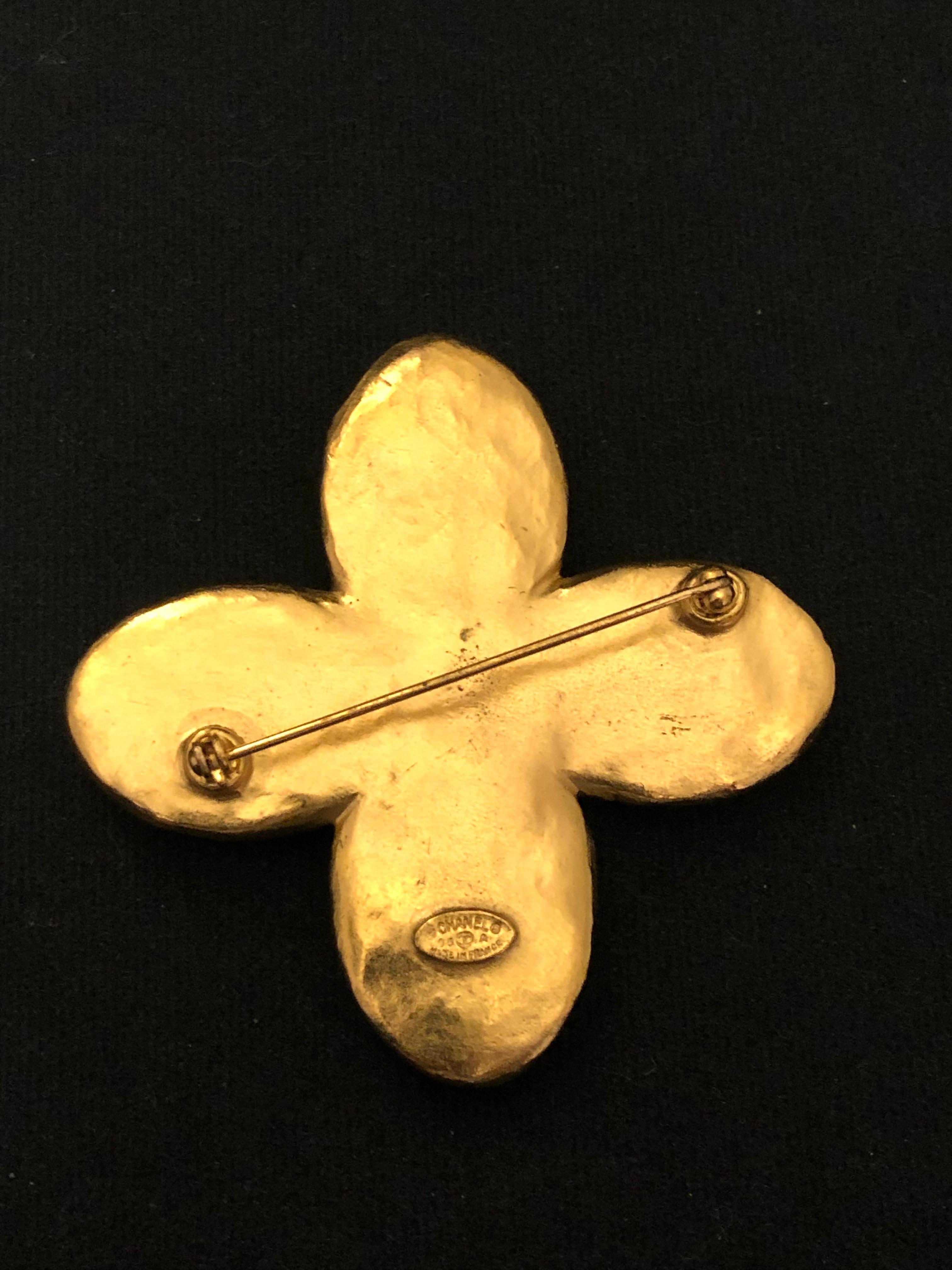 1990s Vintage CHANEL Gold Toned Lapis Lazuli Stone Clover Brooch In Good Condition In Bangkok, TH