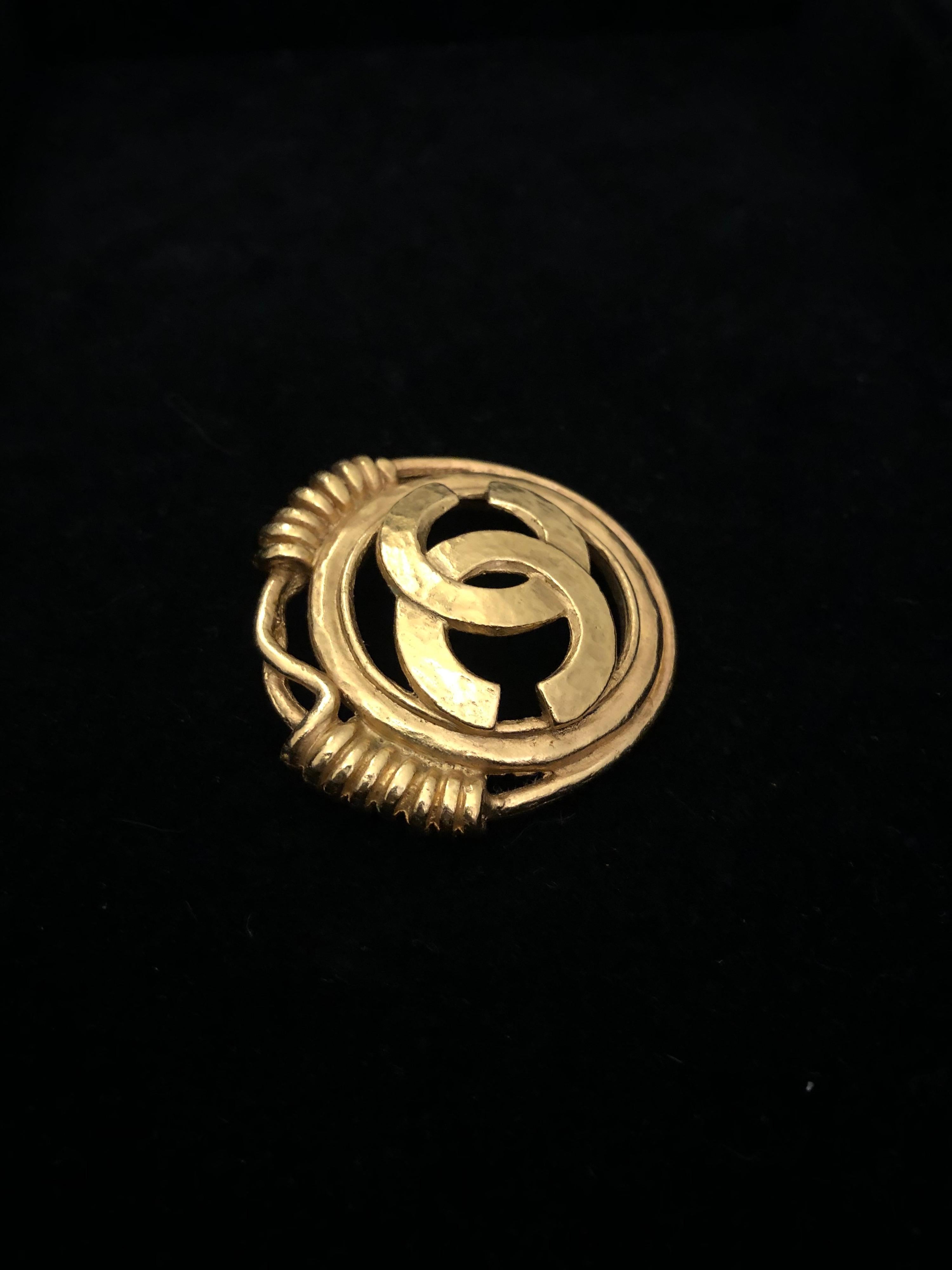1990s Vintage CHANEL Gold Toned CC Brooch In Good Condition In Bangkok, TH