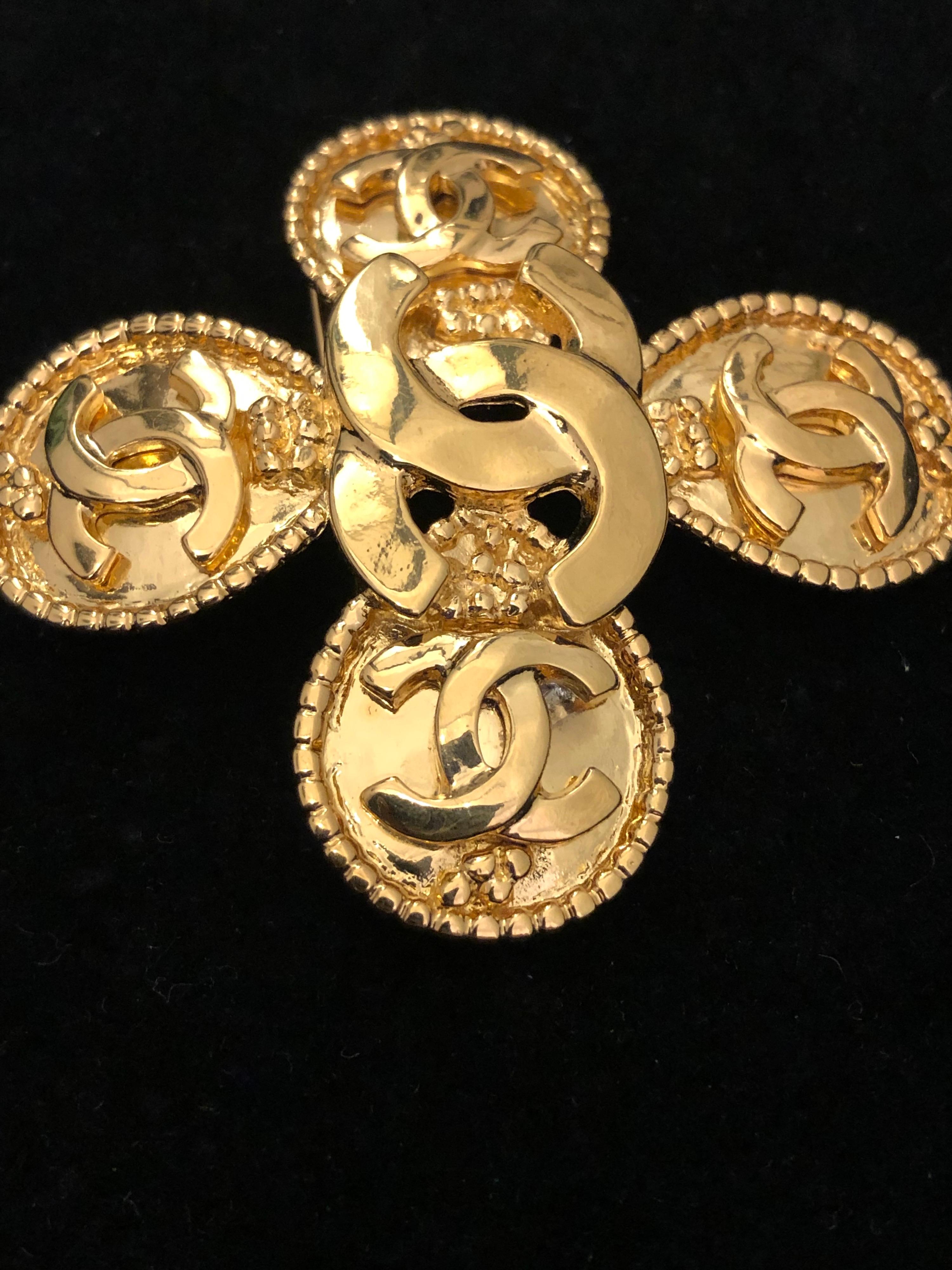 1990s Vintage CHANEL Gold Toned CC Clover Brooch In Excellent Condition In Bangkok, TH