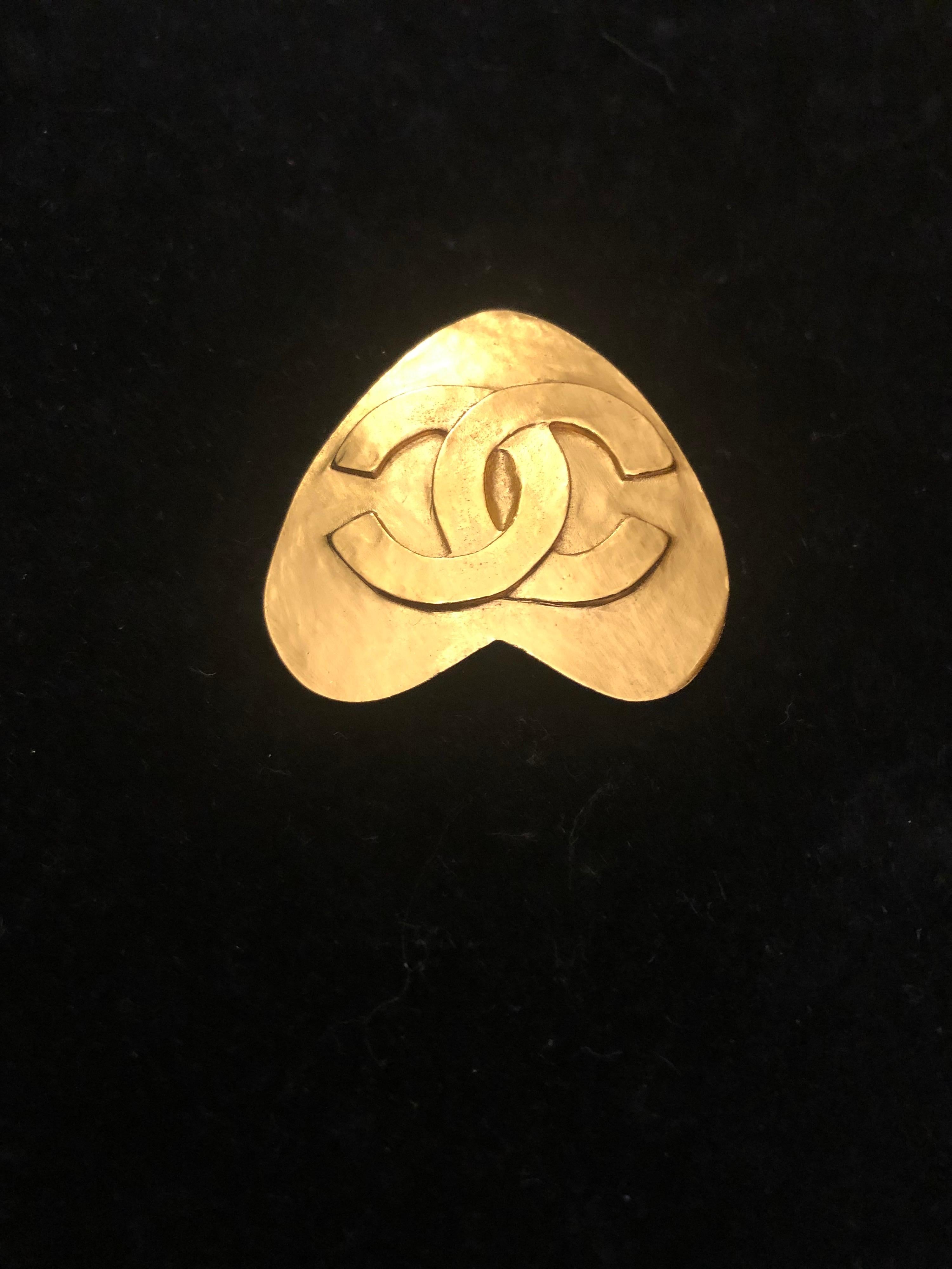 1990s Vintage CHANEL Gold Toned CC Heart Brooch In Good Condition For Sale In Bangkok, TH