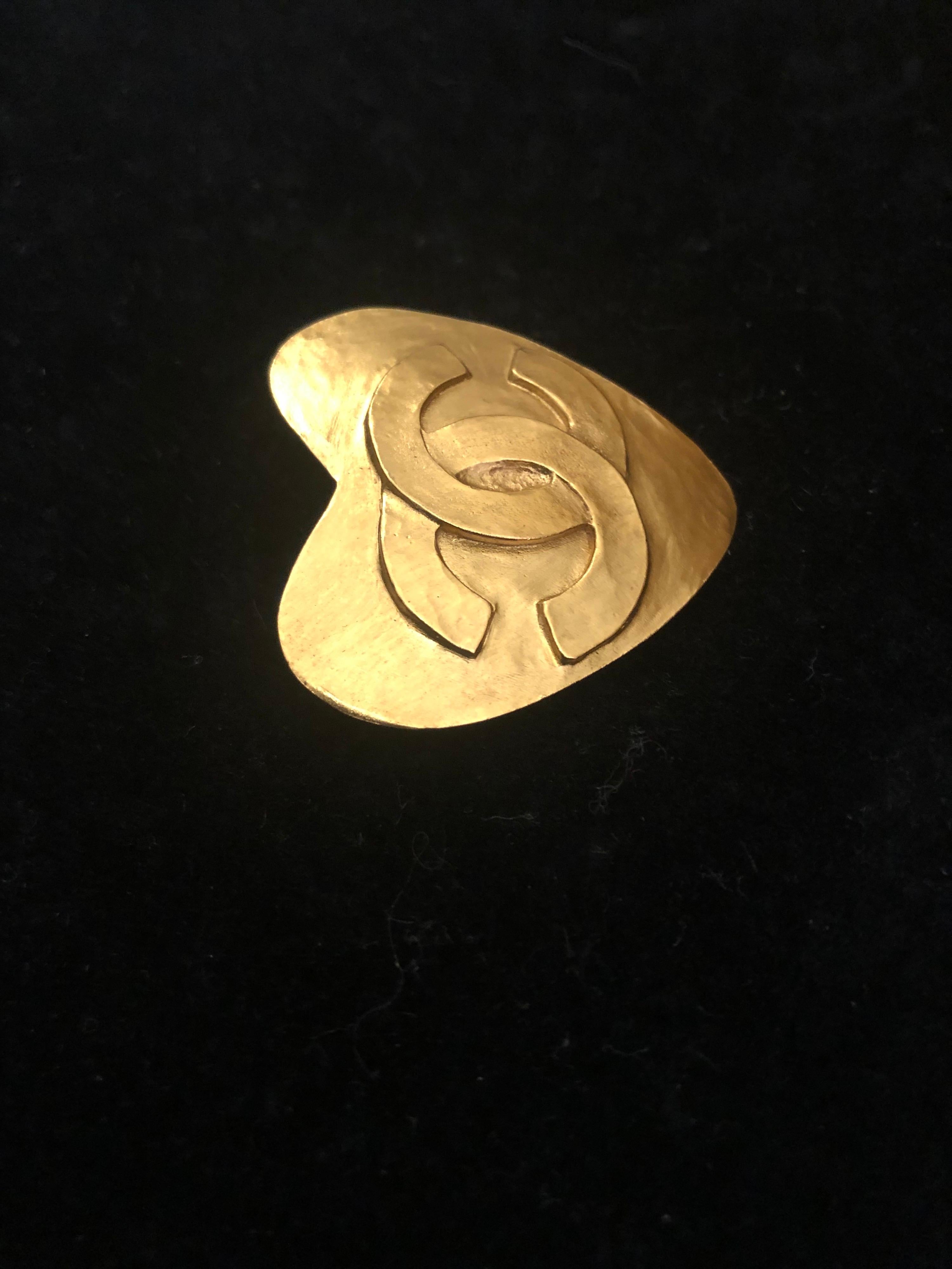 1990s Vintage CHANEL Gold Toned CC Heart Brooch For Sale 1