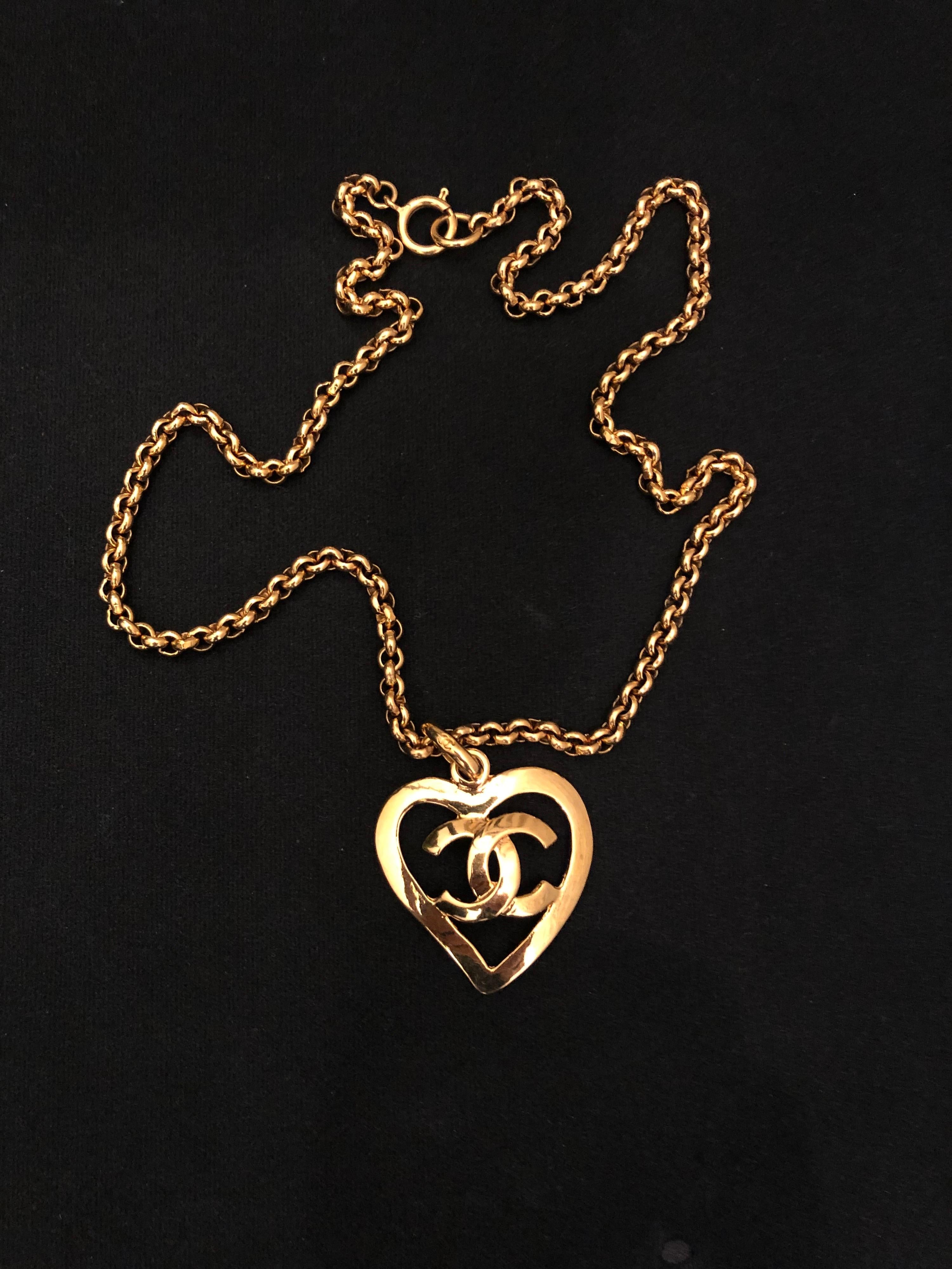 1990s Chanel gold toned chain necklace featuring a gold toned CC heart. Stamped Chanel 95P. Spring ring closure. Measures 58 cm Heart 4.4 x 4.0 cm. Come with box. 

Condition - Minor signs of wear. Generally in good condition. 