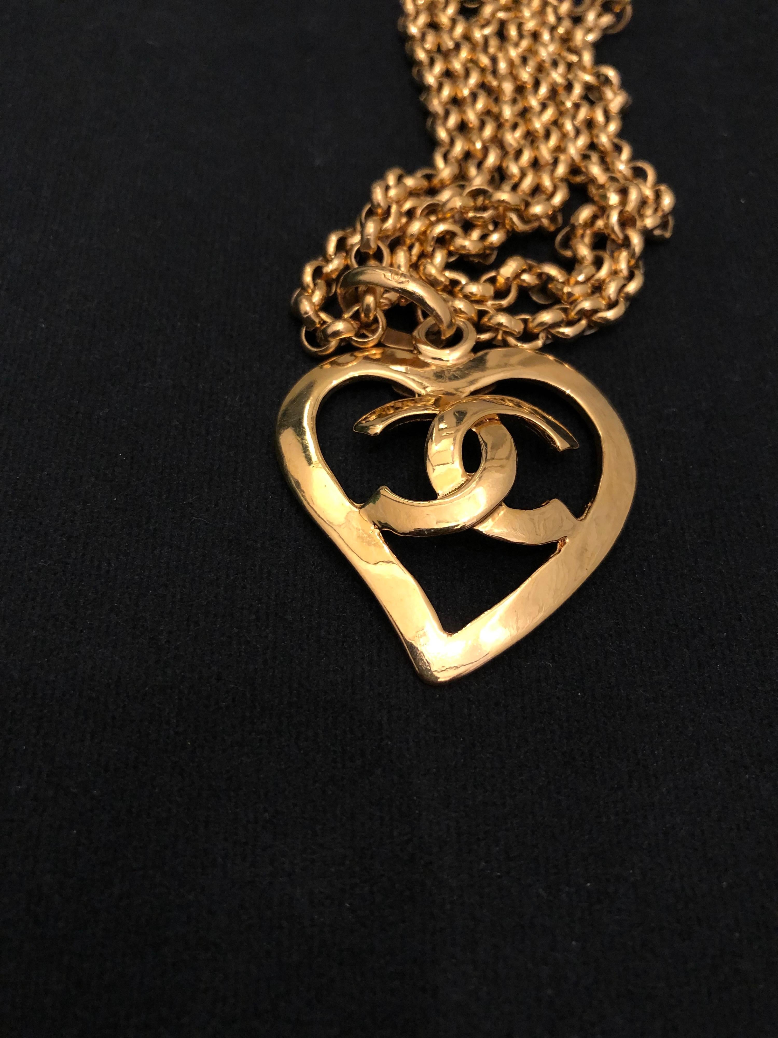 1990s Vintage CHANEL Gold Toned CC Heart Chain Necklace  In Good Condition In Bangkok, TH