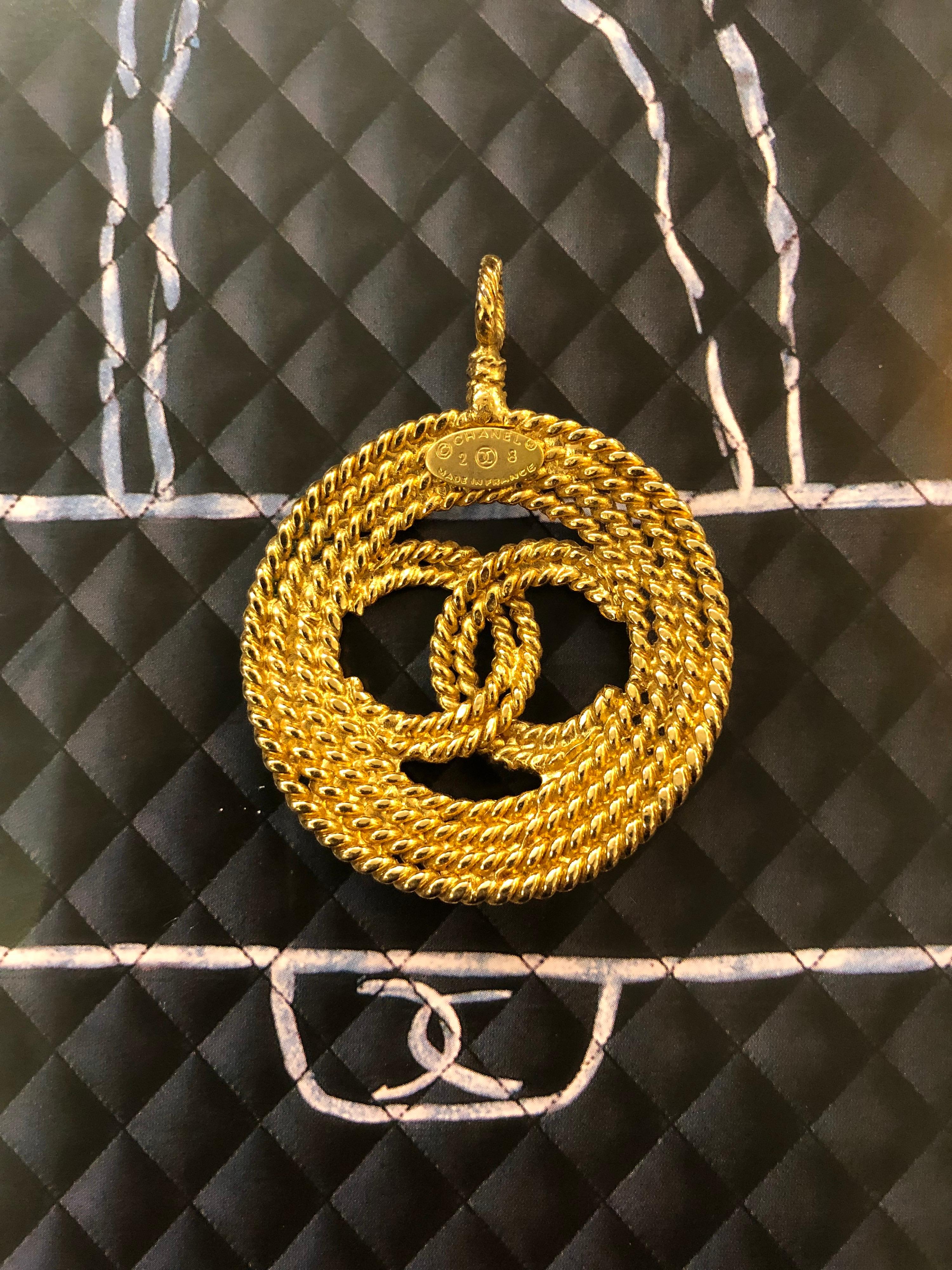 Chanel - Pendentif CC doré des années 1990  Excellent état - En vente à Bangkok, TH
