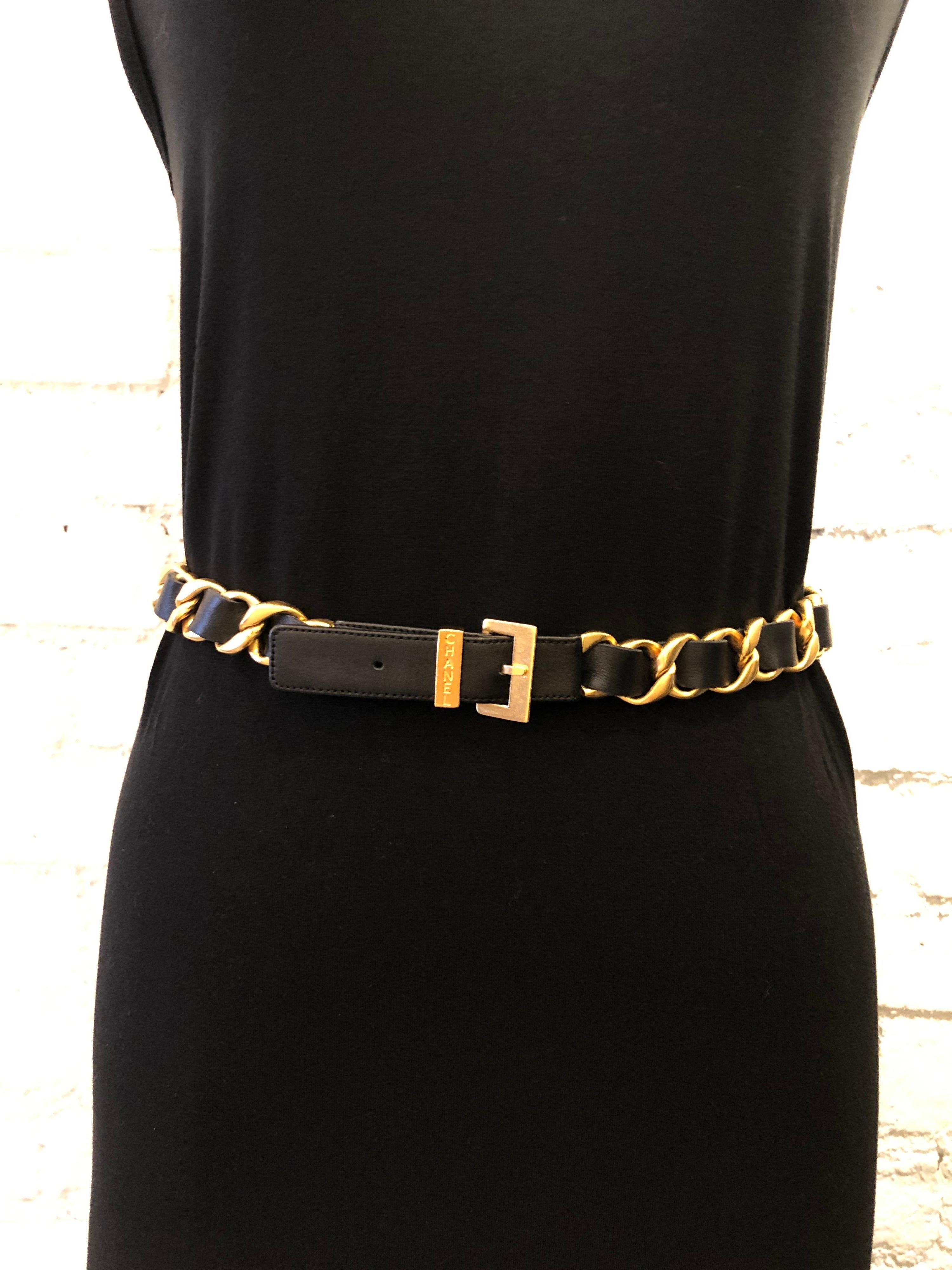 1990s Chanel gold toned chain belt interlaced with black leather. Stamped Chanel 96P made in France. Adjustable buckle fastening with three holes. Fits waist 76 - 81 cm (30 - 32 inches) Chain width 2.1 cm. Comes with box. 

Condition - Minor signs