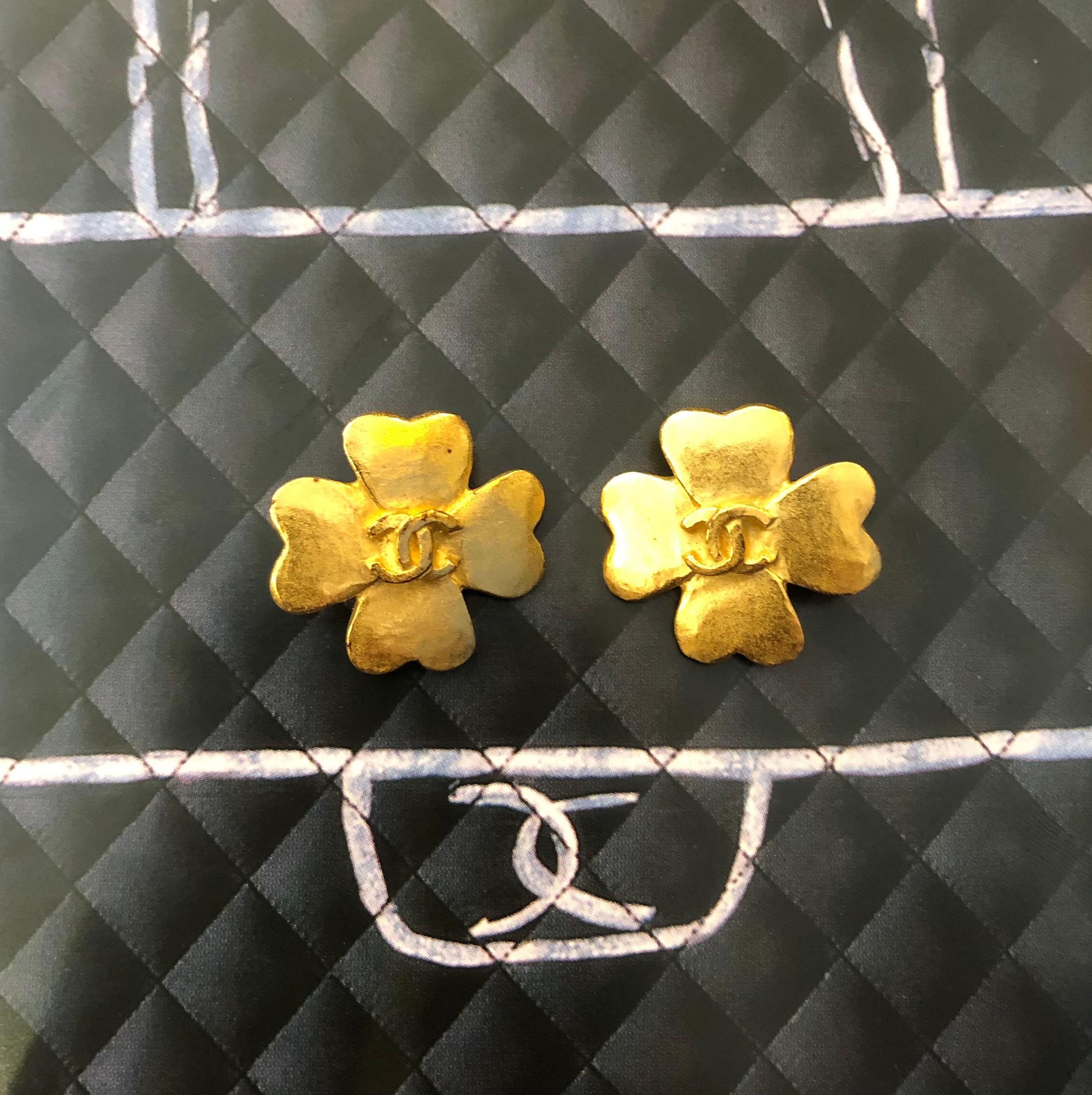 1990s Vintage CHANEL Gold Toned Clover Clip On Earrings In Good Condition For Sale In Bangkok, TH