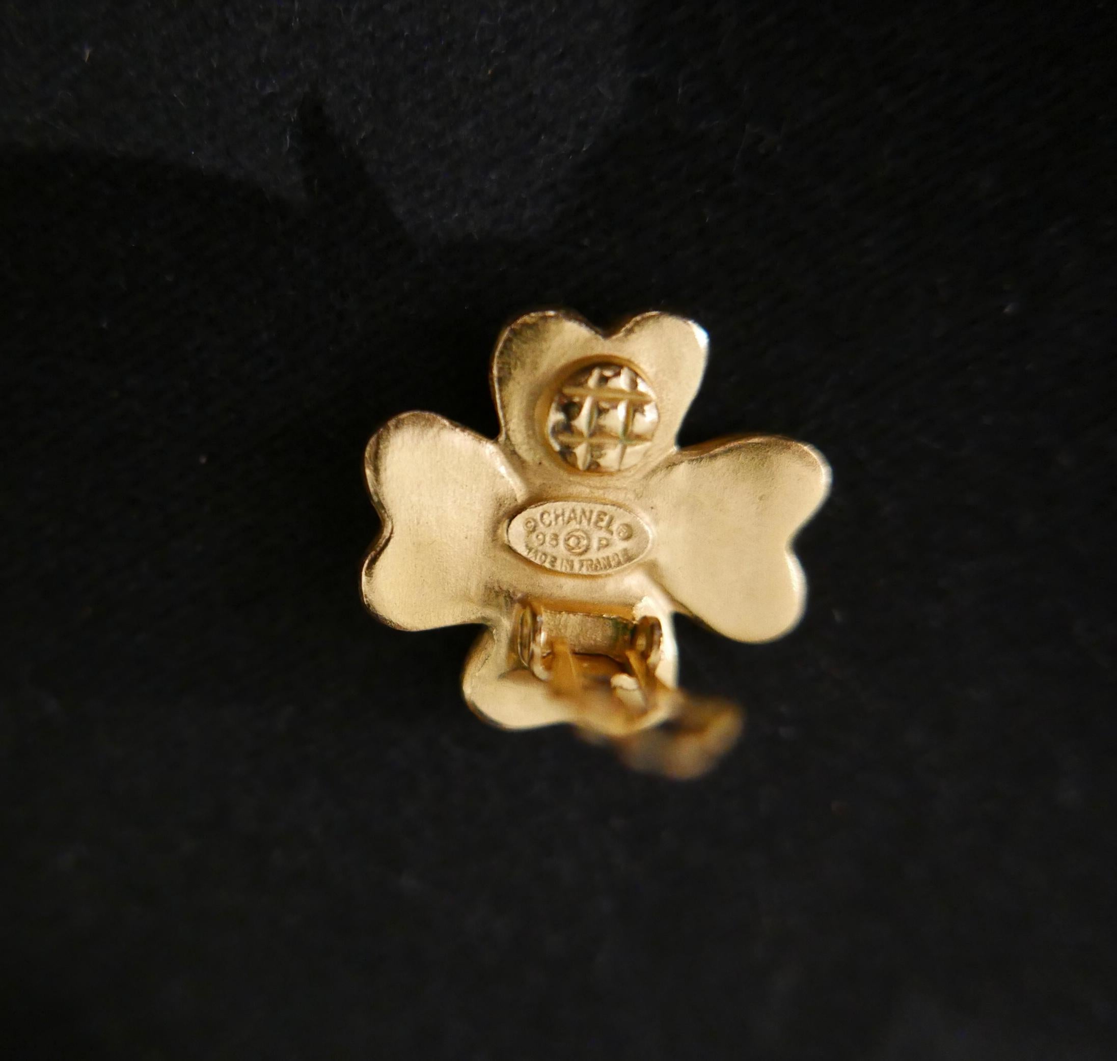 1990s Vintage CHANEL Gold Toned Clover Clip On Earrings For Sale 1