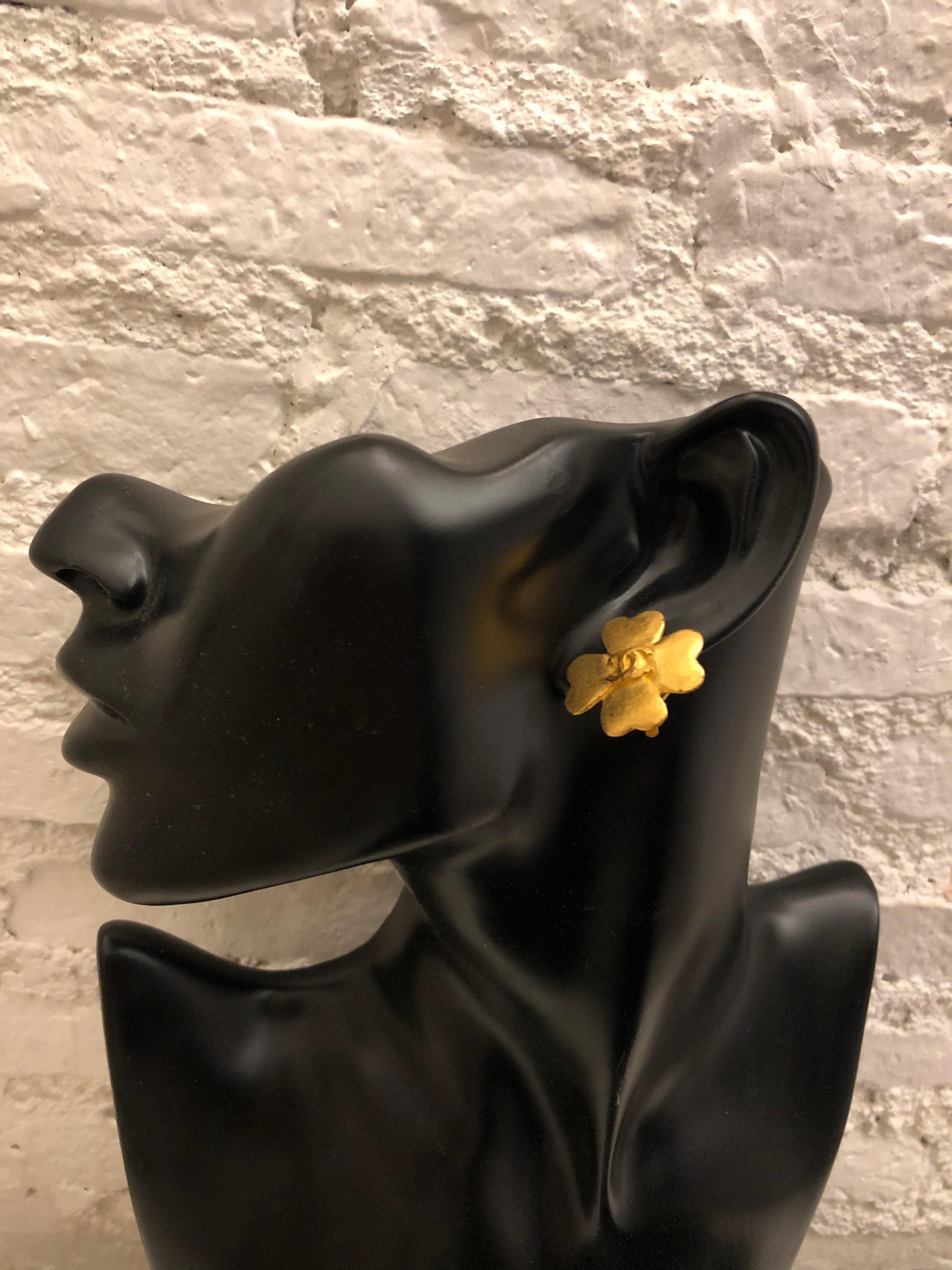 1990s CHANEL gold toned clover leaf clip-on earrings adorned with a CC logo. Stamped CHANEL 95P made in France. Diameter measures approximately 2.3 cm. Come with box. 

Condition - Minor scratches. Generally in good condition.
