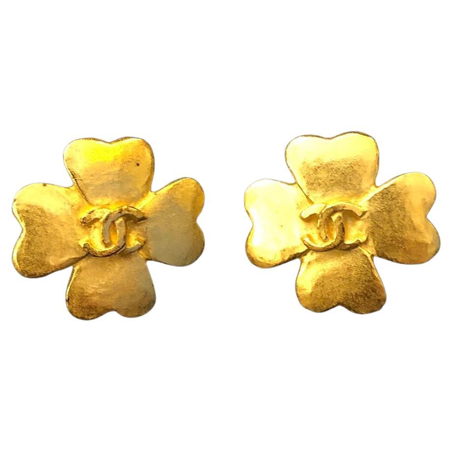 1990s Vintage CHANEL Gold Toned Clover Clip On Earrings For Sale