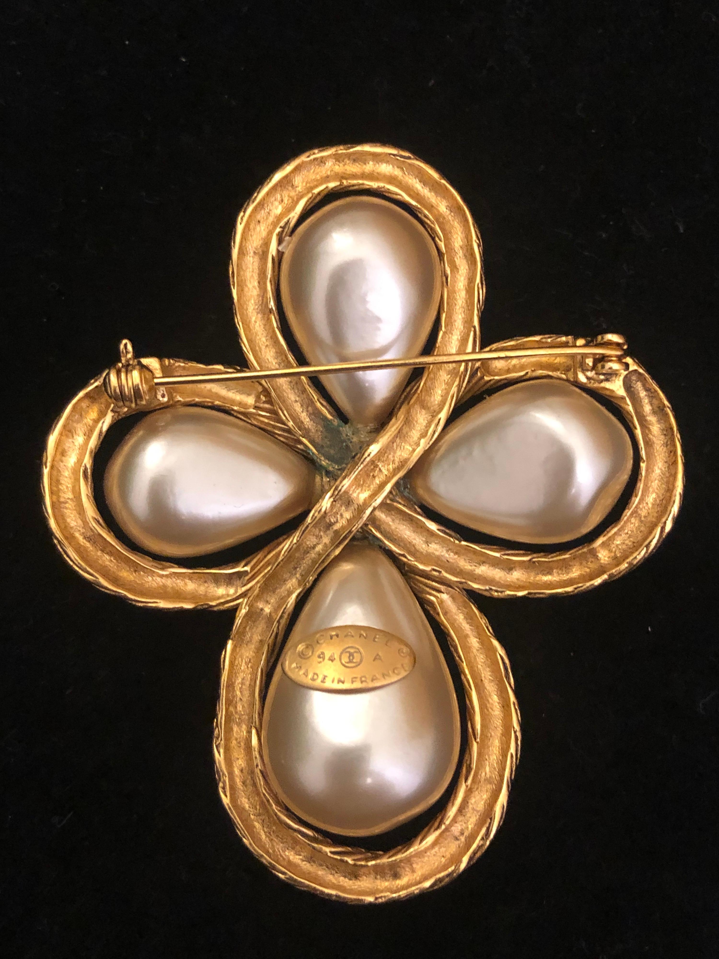 1990s Vintage CHANEL Gold Toned Faux Pearl Brooch  In Good Condition In Bangkok, TH