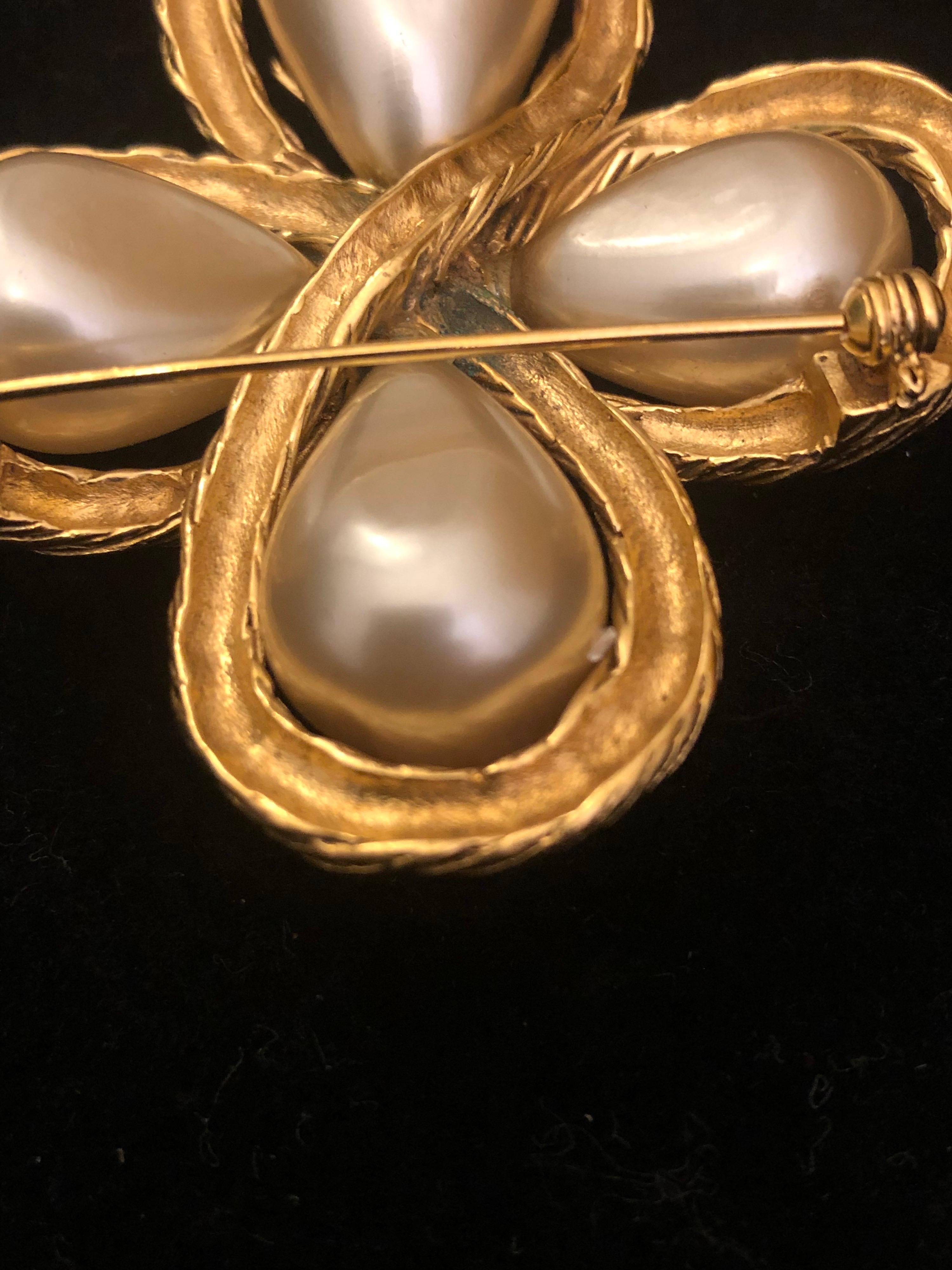 1990s Vintage CHANEL Gold Toned Faux Pearl Brooch  5