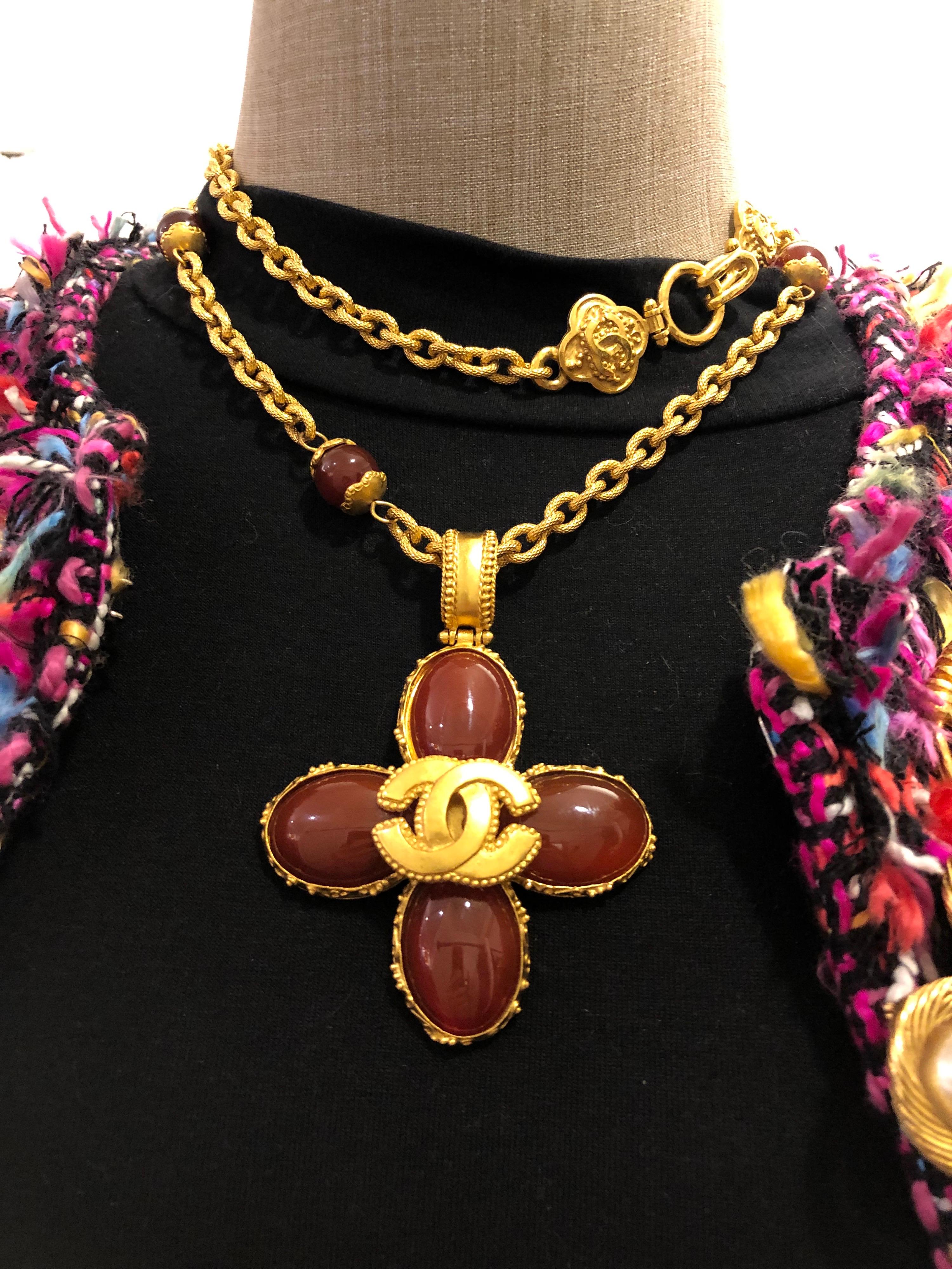 1990s Vintage CHANEL Gold Toned Red Carnelian Clover Chain Necklace  For Sale 4