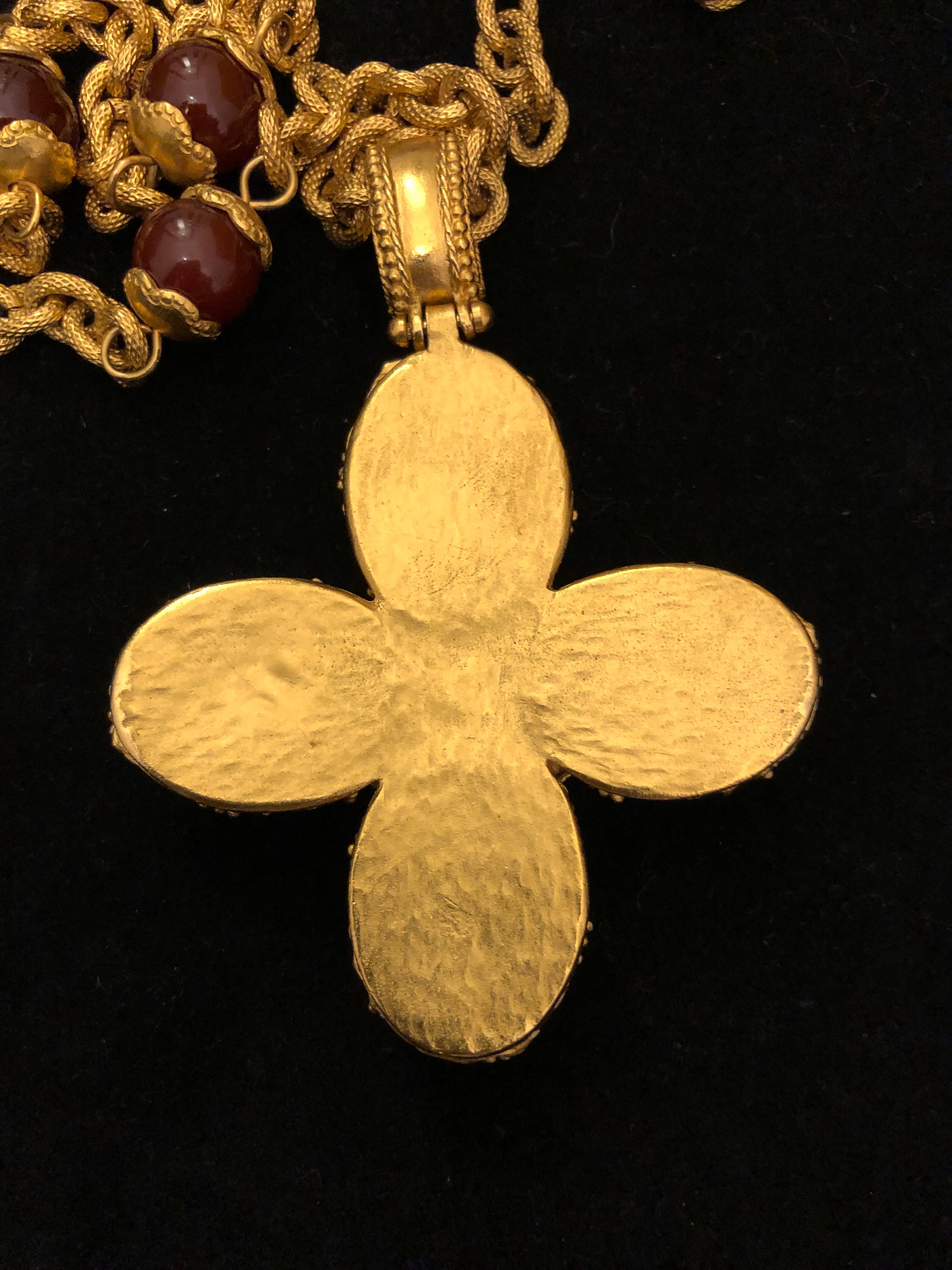 1990s Vintage CHANEL Gold Toned Red Carnelian Clover Chain Necklace  In Excellent Condition For Sale In Bangkok, TH