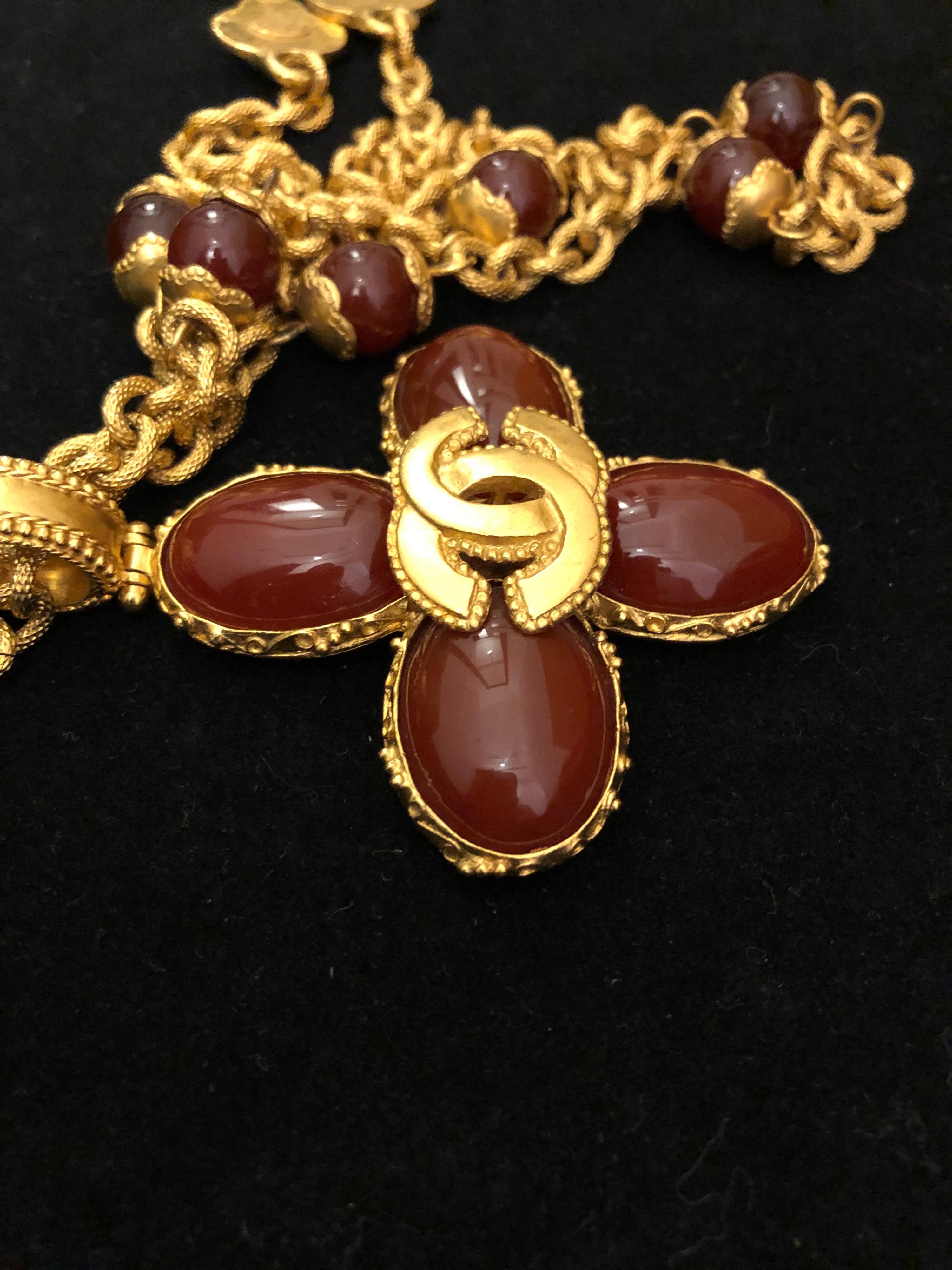 1990s Vintage CHANEL Gold Toned Red Carnelian Clover Chain Necklace  For Sale 2