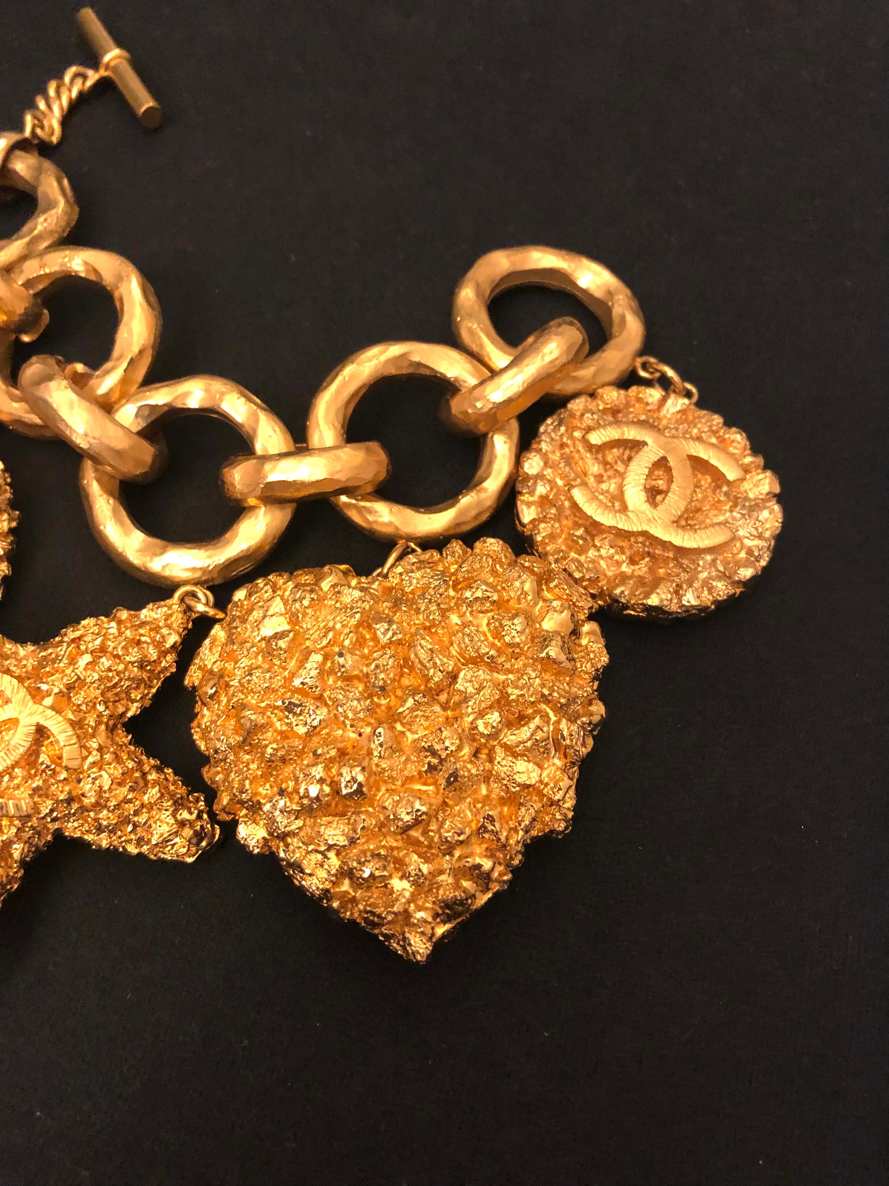 1990s Vintage CHANEL Gold Toned Starfish Statement Bracelet In Good Condition For Sale In Bangkok, TH