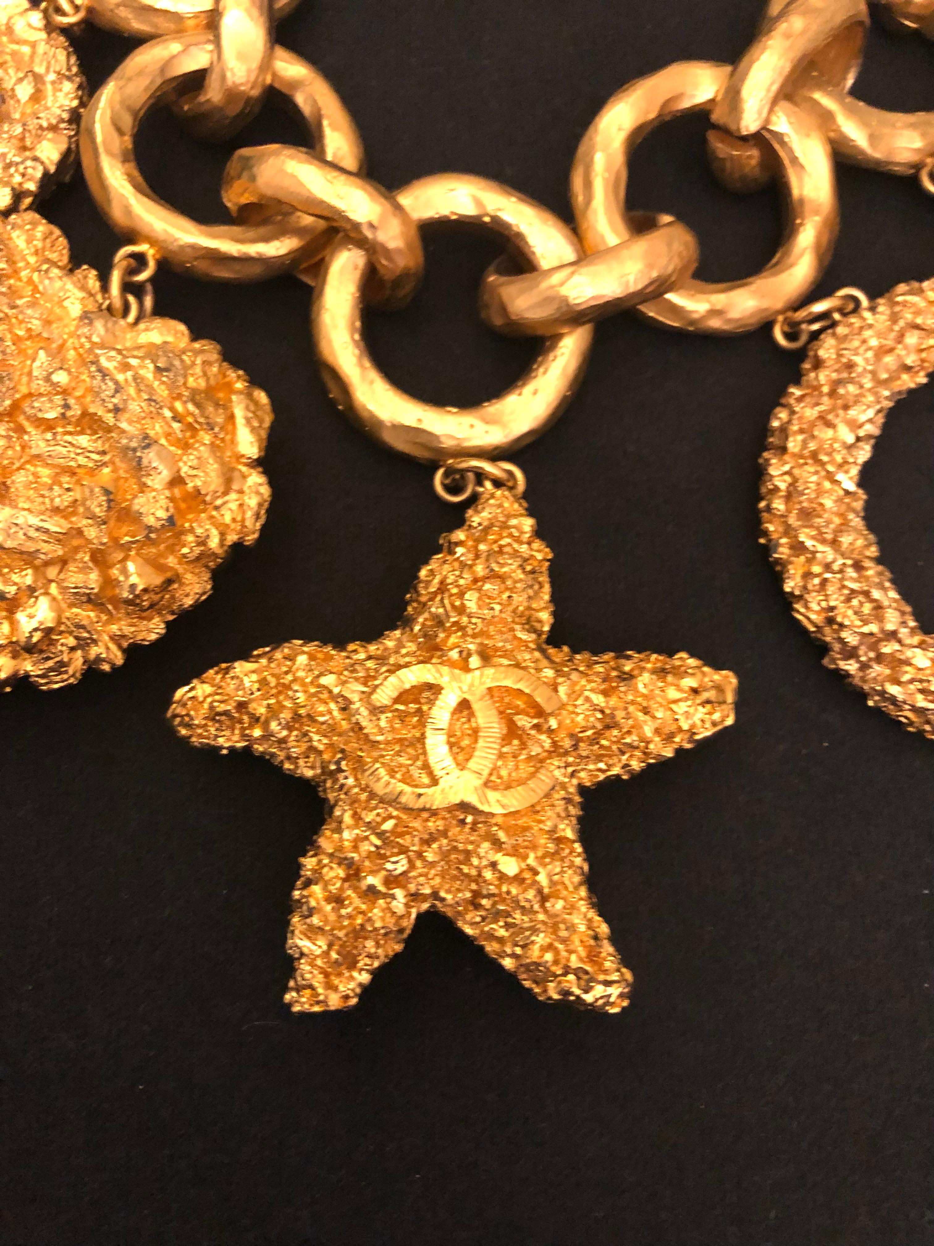 1990s Vintage CHANEL Gold Toned Starfish Statement Bracelet For Sale 1