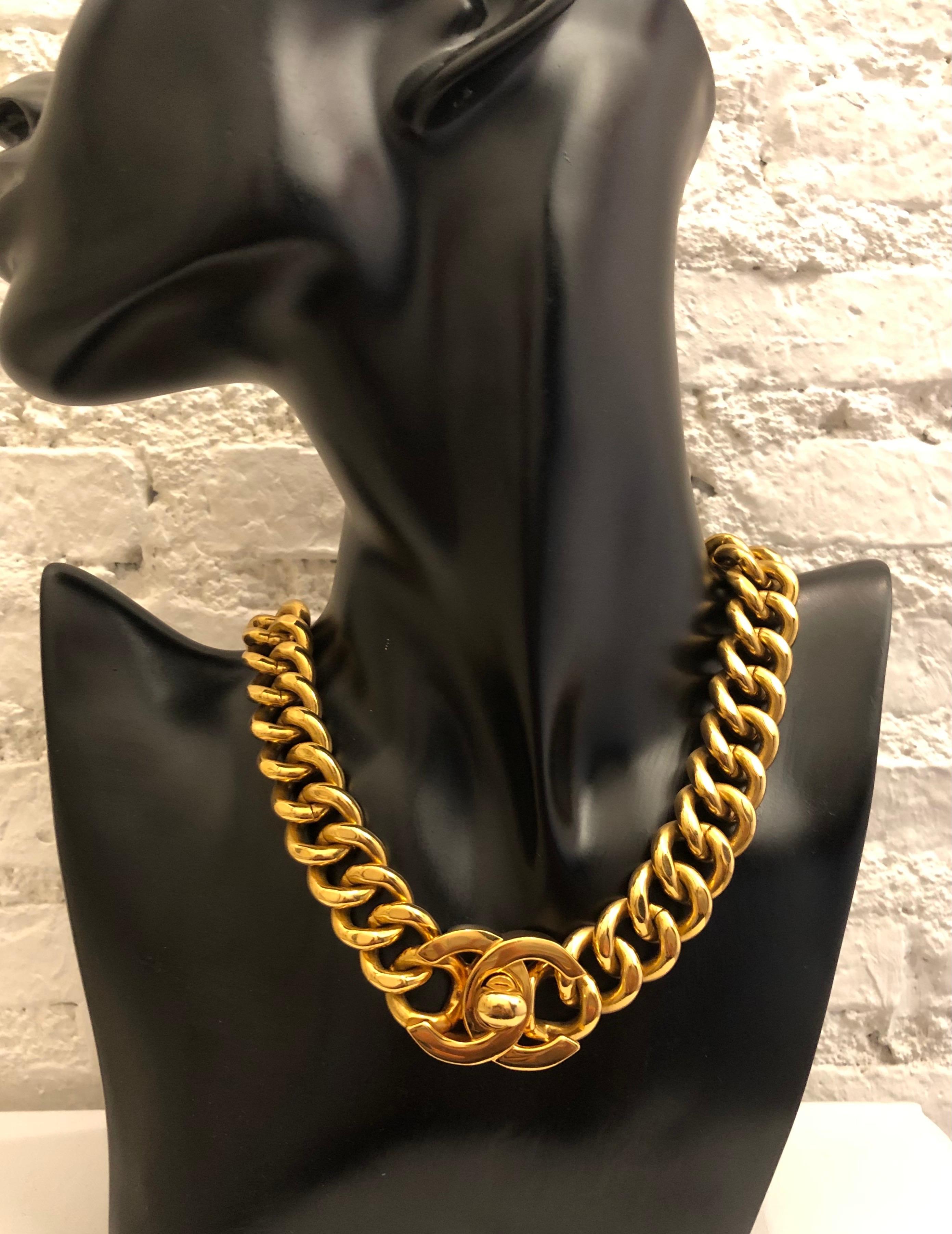 1990s Chanel Gold Toned Turnlock Chain Necklace Turn Lock In Good Condition In Bangkok, TH