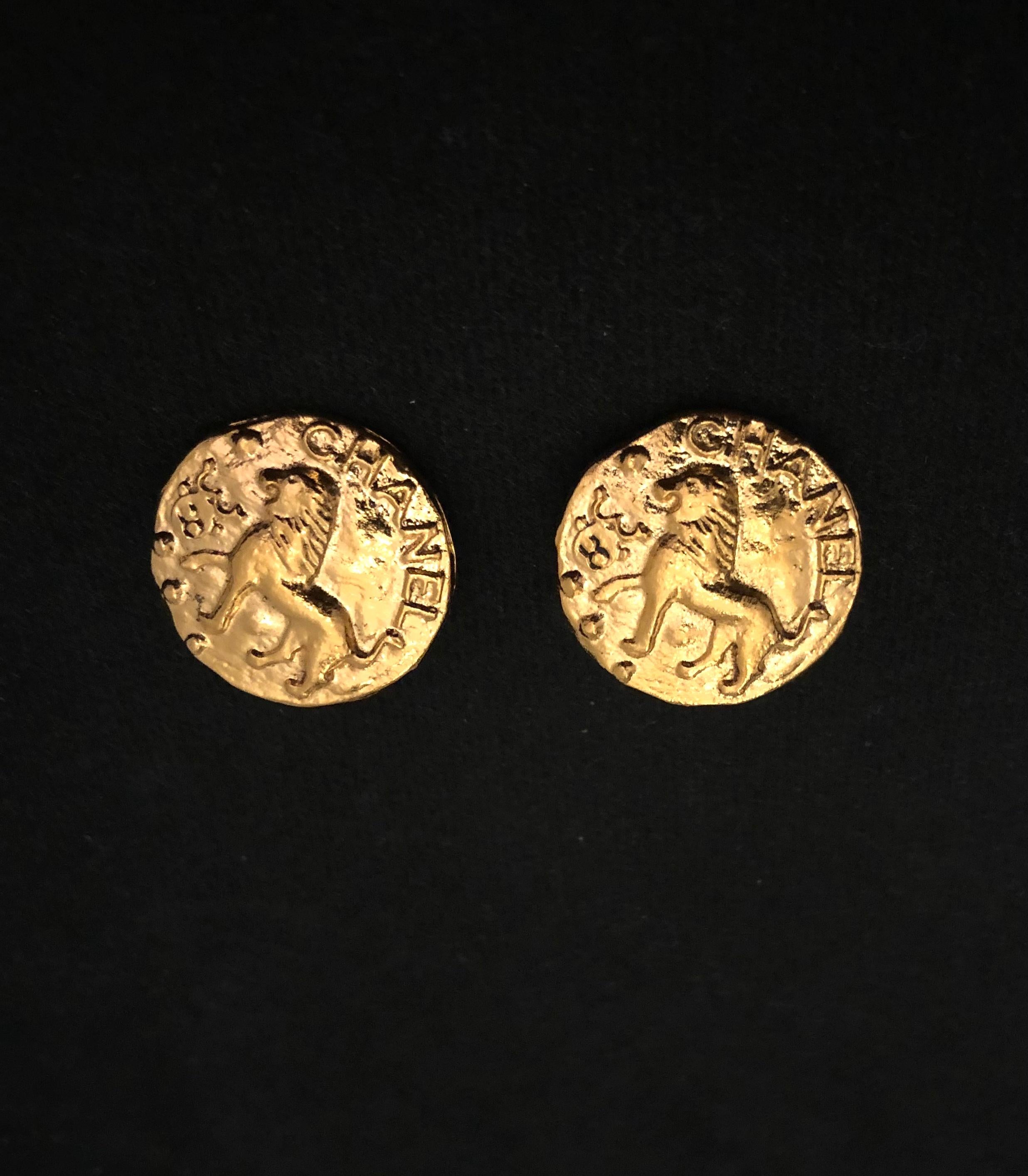 1980s Vintage CHANEL Gold Toned Lion Clip On Earrings In Excellent Condition In Bangkok, TH