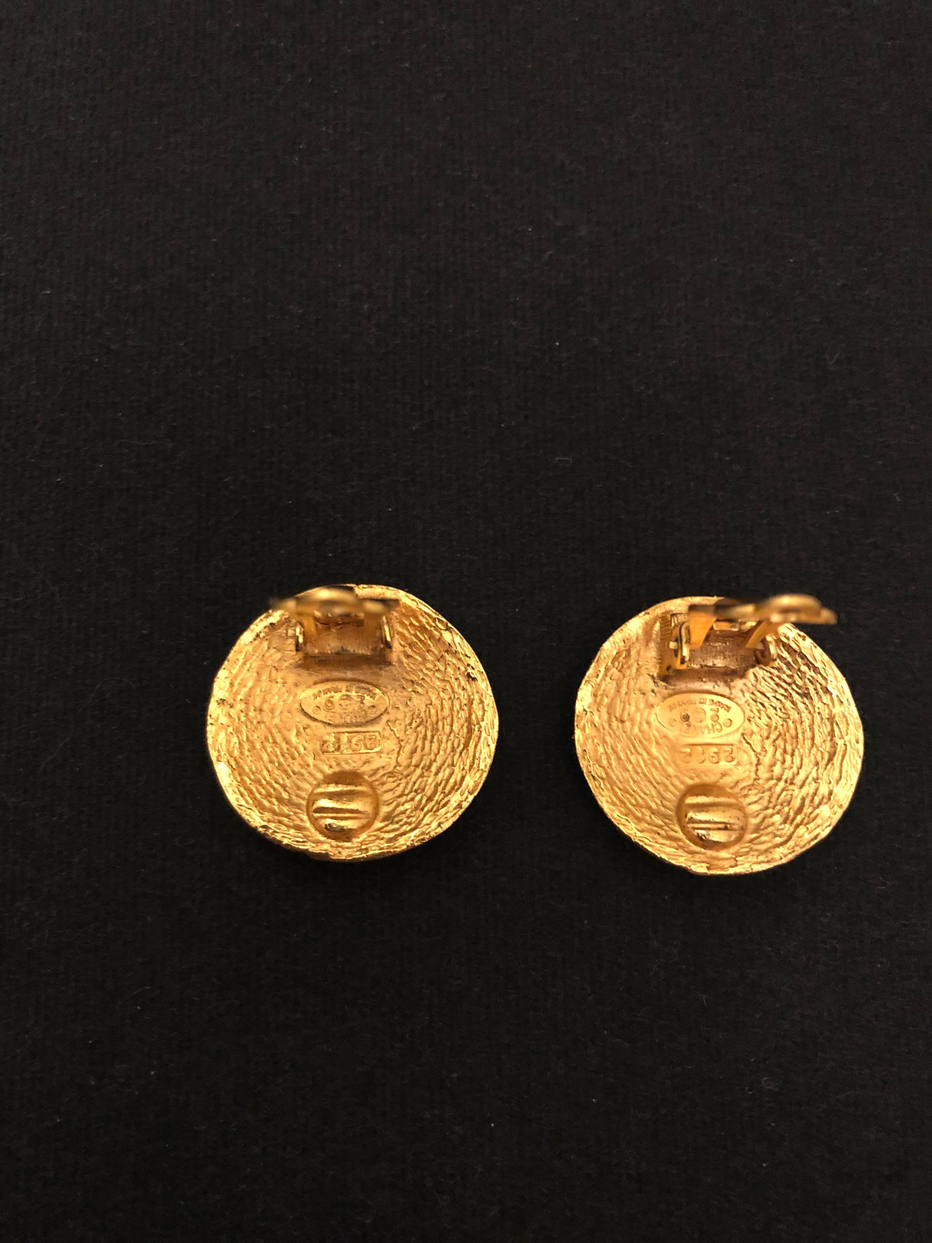 1991 Vintage CHANEL Gold Toned Tweed Clip On Earrings In Good Condition In Bangkok, TH