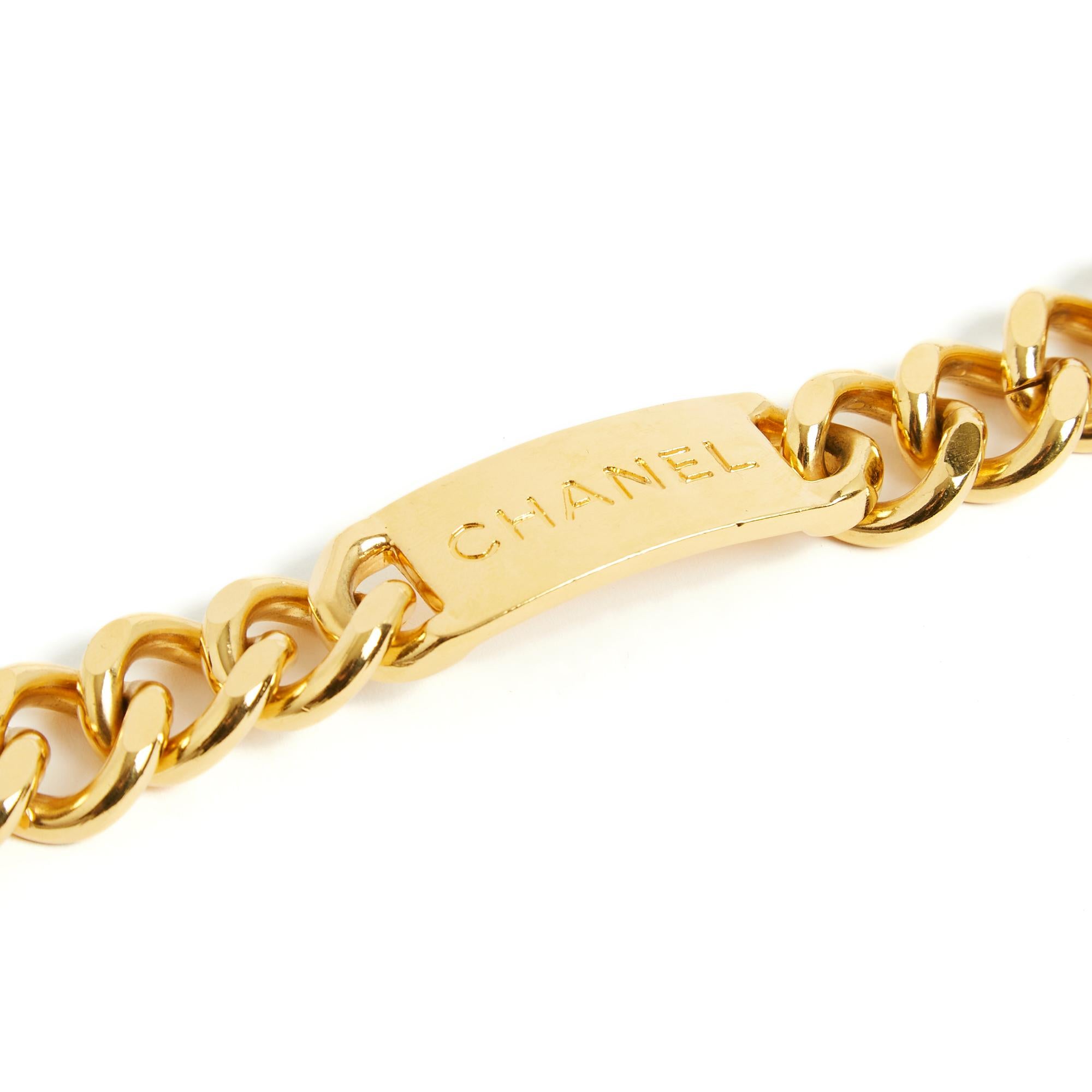 Chanel belt circa 1990 in metal composed of a wide chain interspersed with a Chanel logo plate and extended by a CC logo medallion on each side (identical), signed hook closure. Total length of the belt 93 cm, length of the chain 89 cm, diameter of