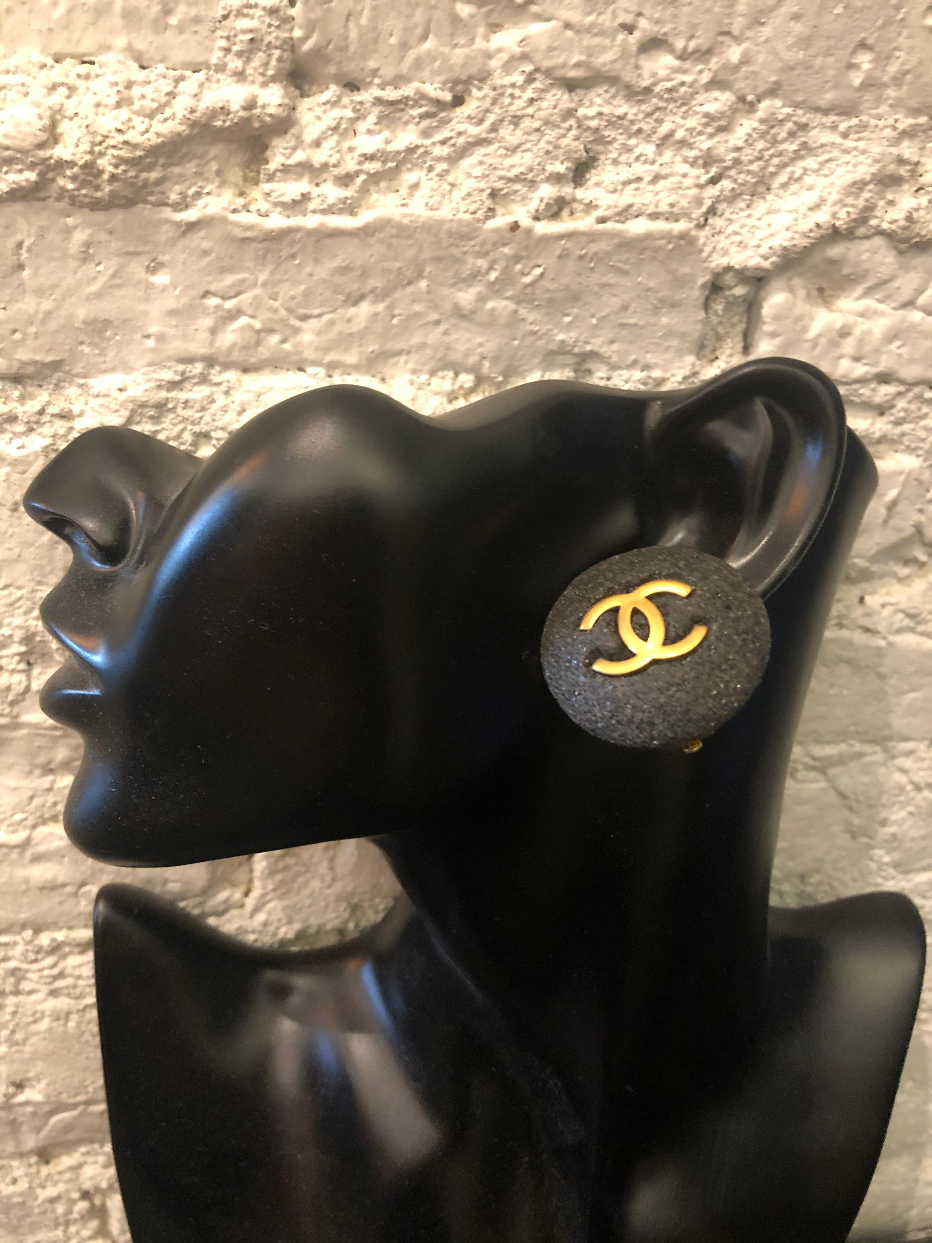 1990s CHANEL clip-on earrings in gray stone setting with a gold toned CC logo. Stamped CHANEL made in France. Diameter measures approximately 3.3 cm. Come with box. 

Condition - Minor scratches consistent with age and normal use. Generally in good