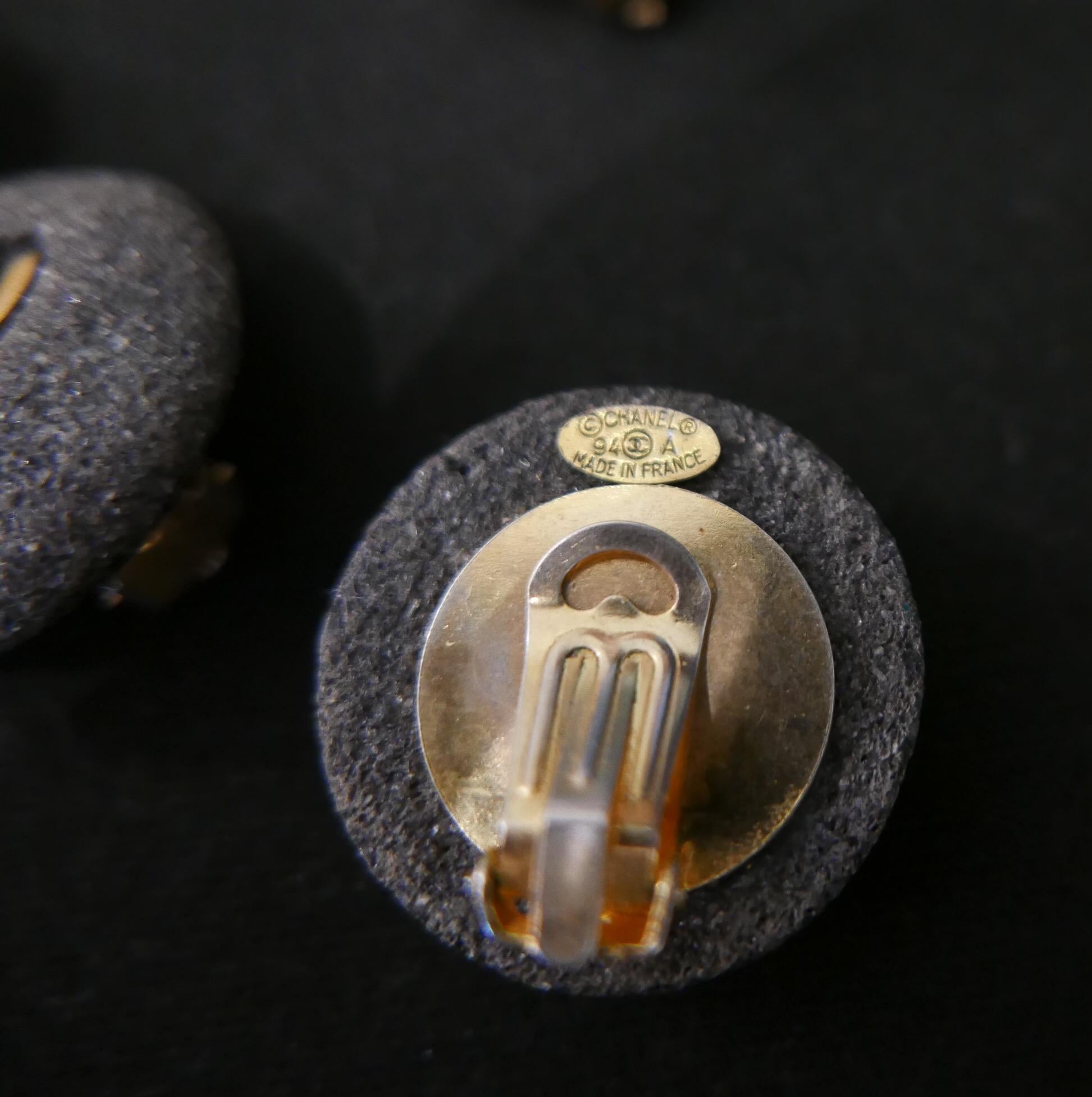 1990s Vintage CHANEL Gray Stone CC Clip On Earrings In Good Condition For Sale In Bangkok, TH