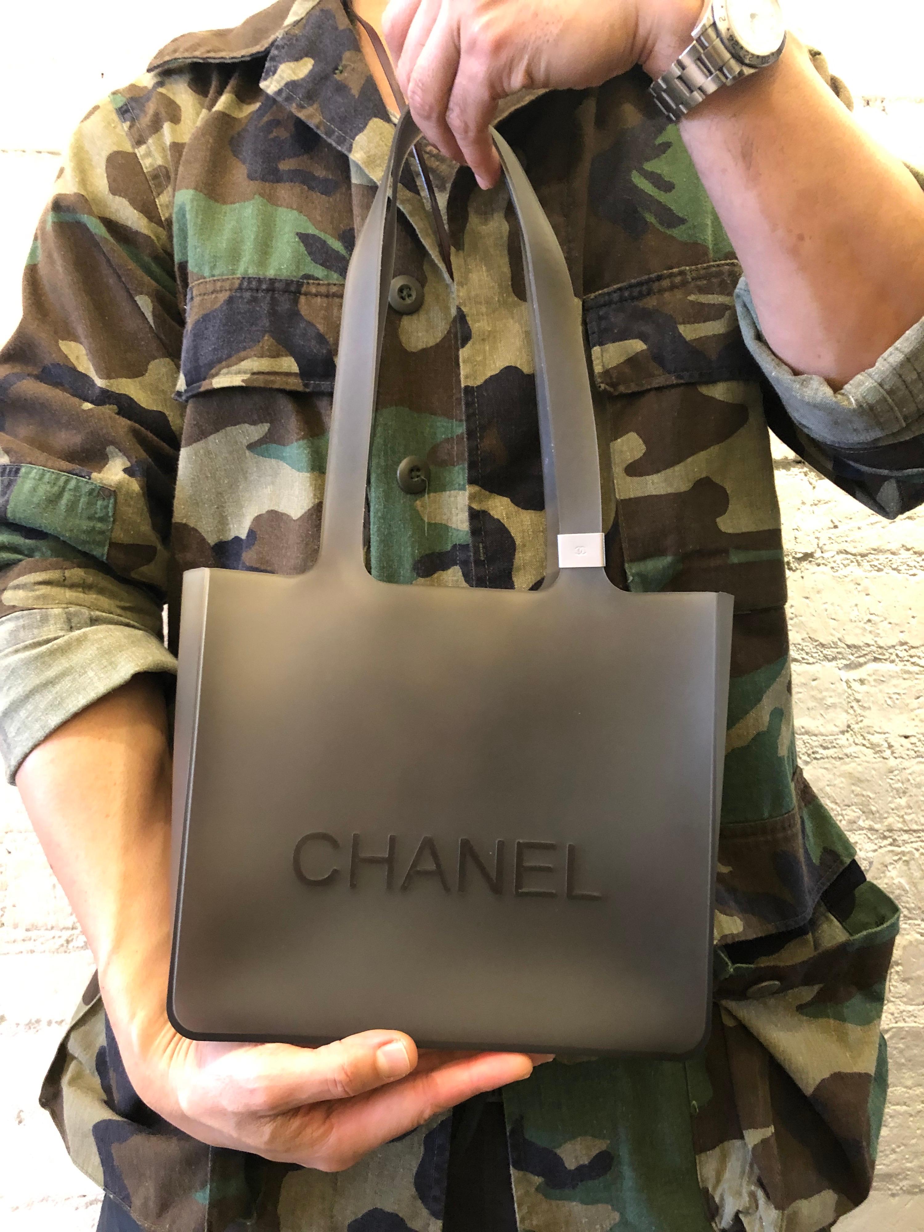 1990s CHANEL Grau Transluzent Silikon Jelly Tote Bag (Braun)