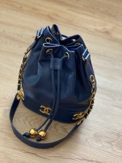 1990er Chanel ICONIC CC Vintage bucket Bag mit Kordelzug in Marineblau