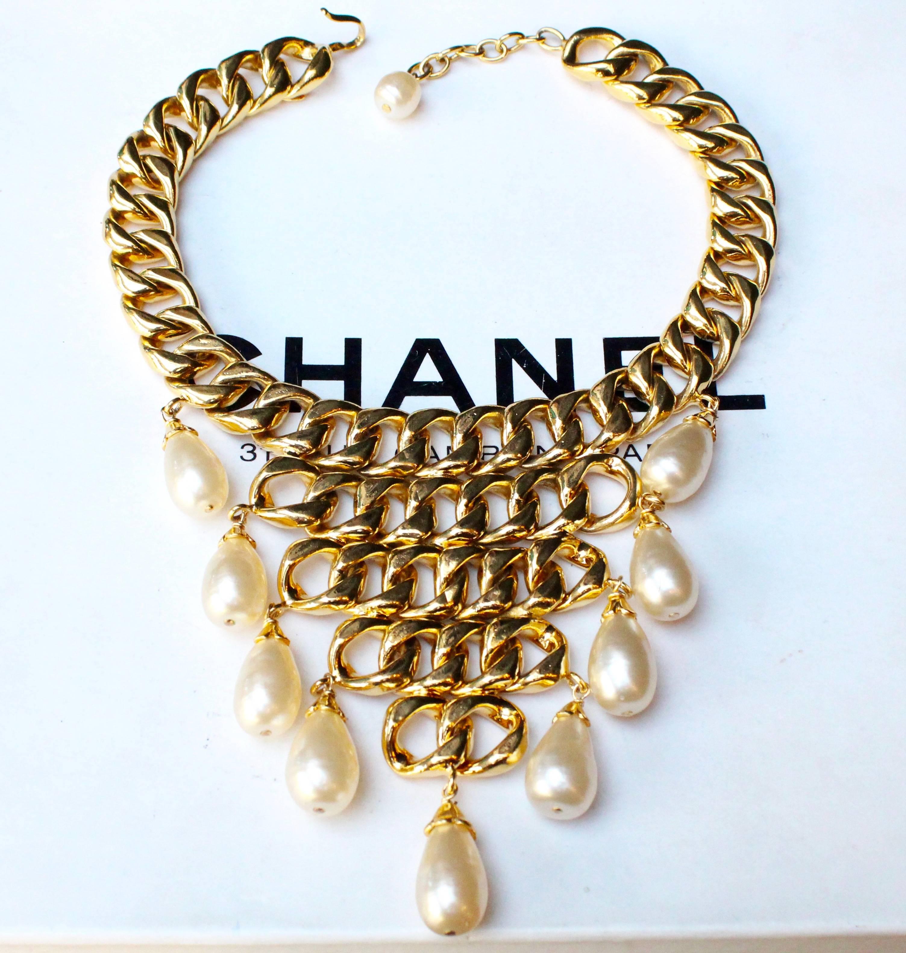 Chanel iconic necklace composed of gilded metal and pearly tear-drops 1