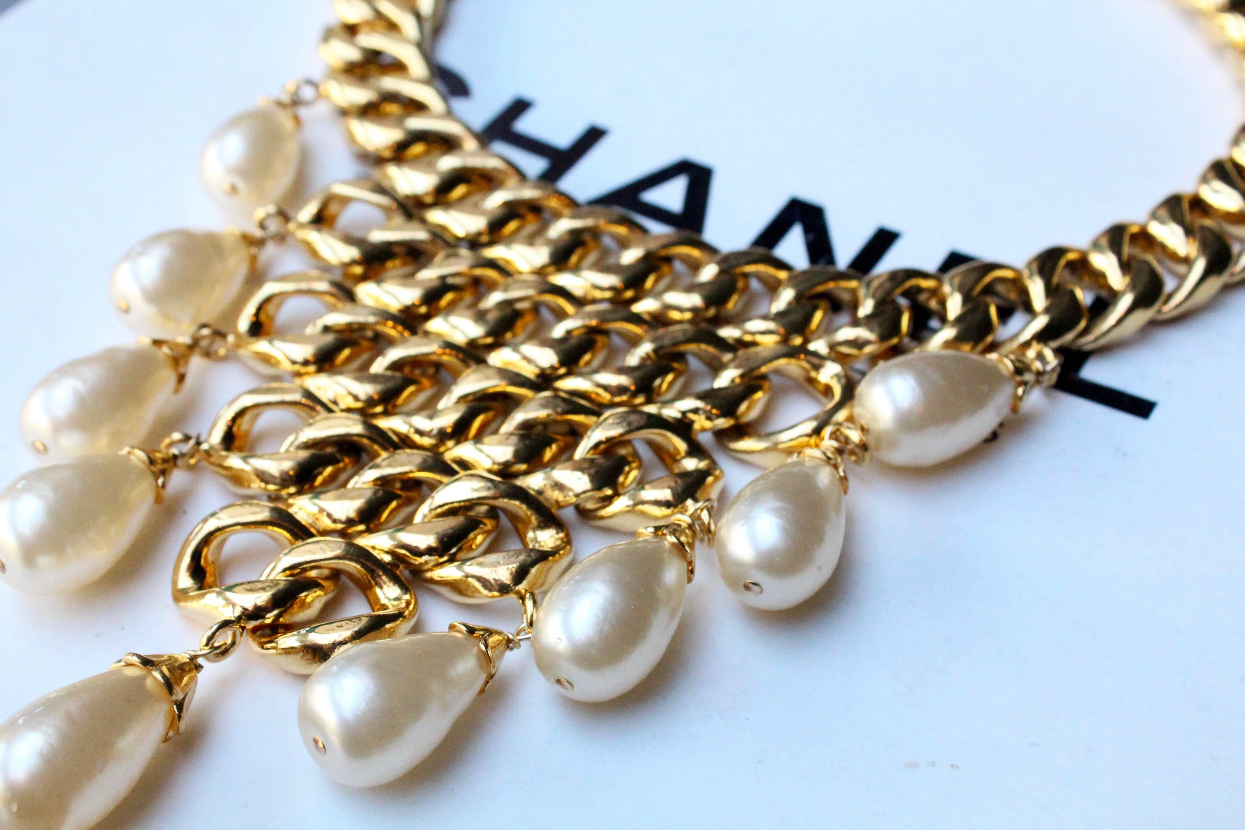 Chanel iconic necklace composed of gilded metal and pearly tear-drops 2