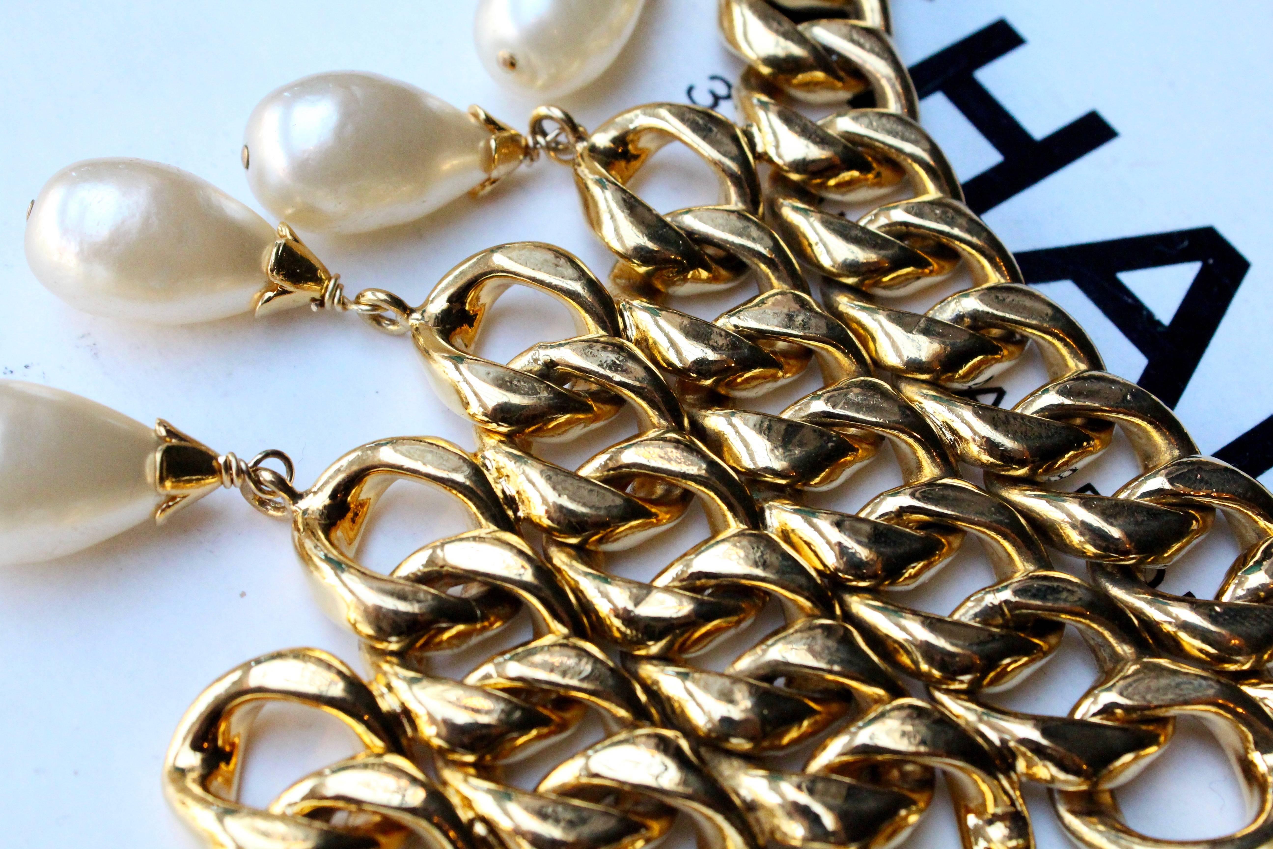 Chanel iconic necklace composed of gilded metal and pearly tear-drops 3