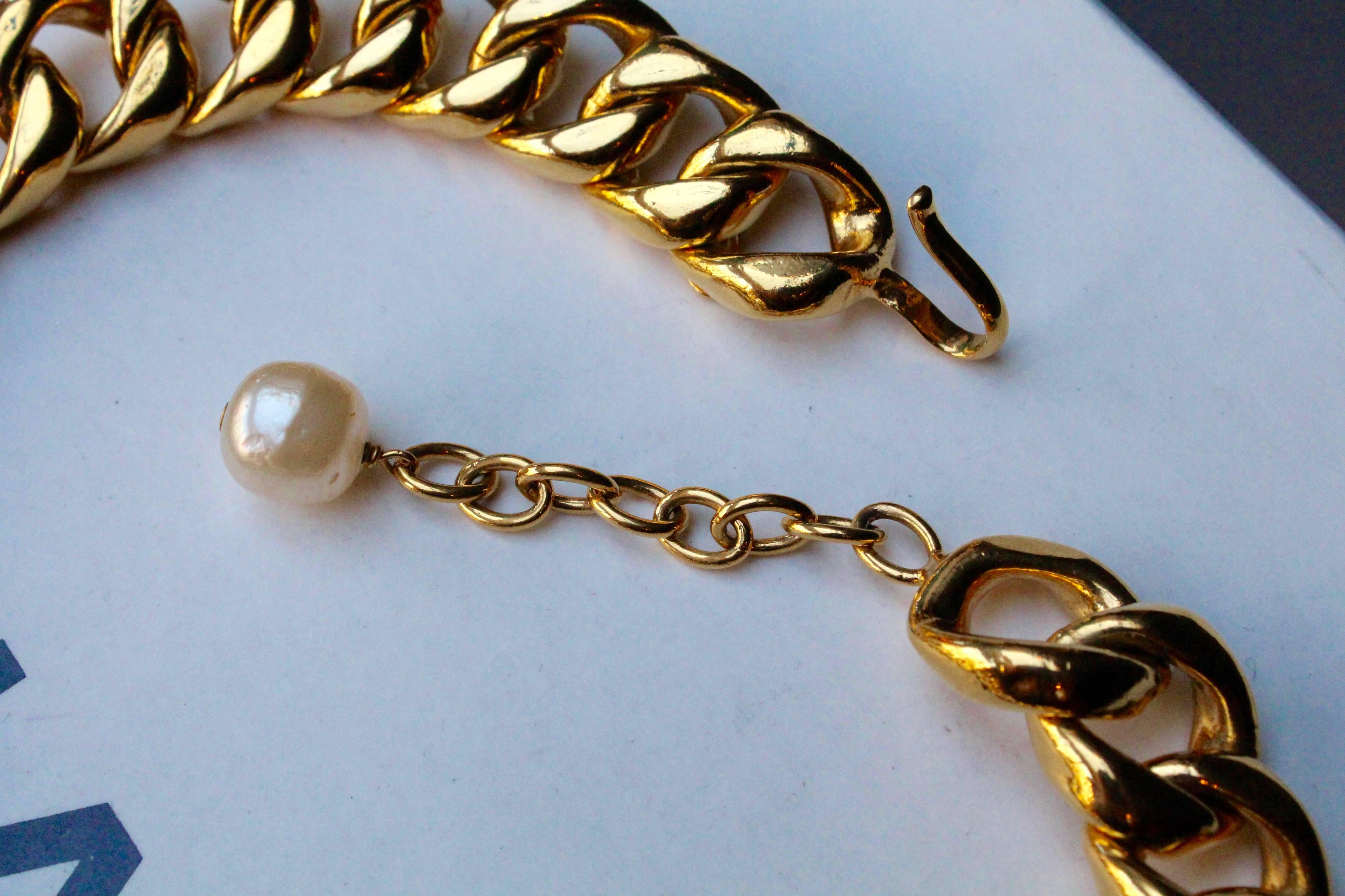 Chanel iconic necklace composed of gilded metal and pearly tear-drops 5