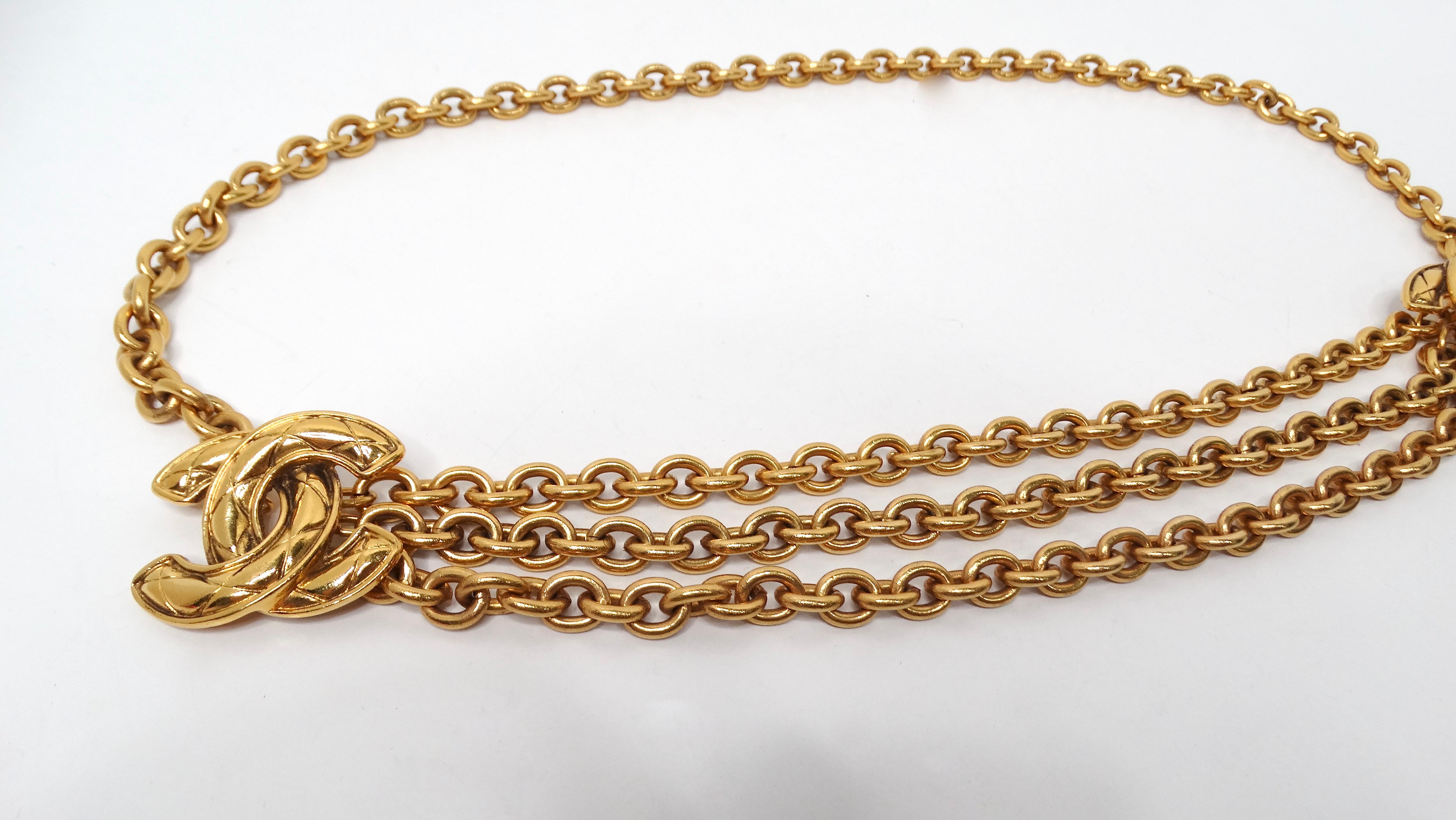 Der 1990er Chanel Interlocking CC Gold Plated Chain Waist Belt ist ein auffälliges Accessoire, das den ikonischen Luxus und die zeitlose Eleganz der Marke Chanel verkörpert. Dieser in den 1990er Jahren gefertigte Gürtel mit dem klassischen,